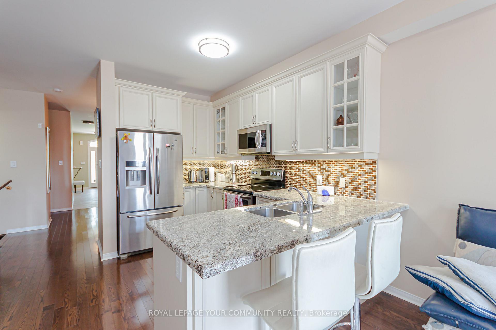 Photo 5 of 30 Spruce Pine Crescent, Vaughan, Patterson — HOMEH