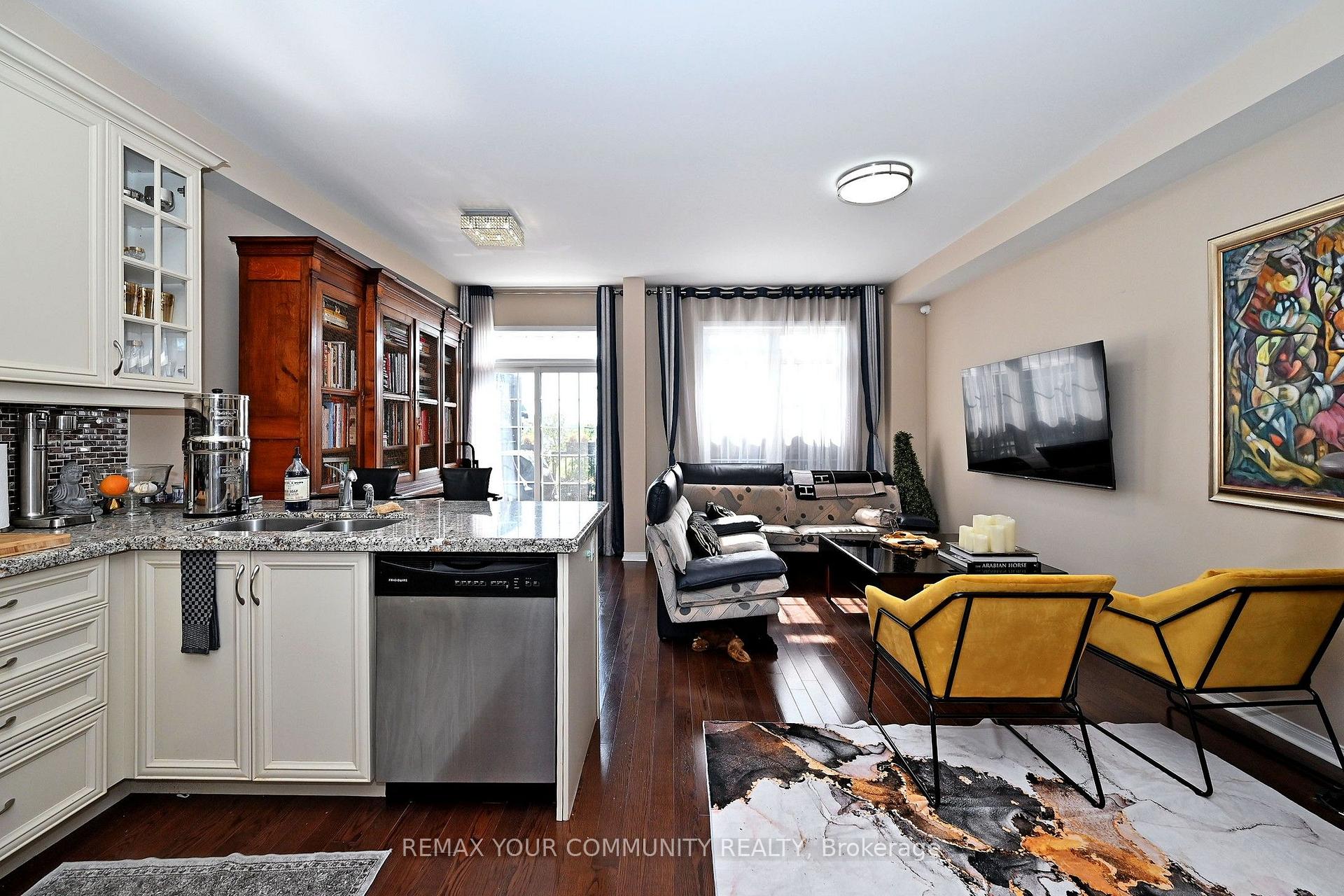 Photo 6 of 30 Spruce Pine Crescent, Vaughan, Patterson — HOMEH
