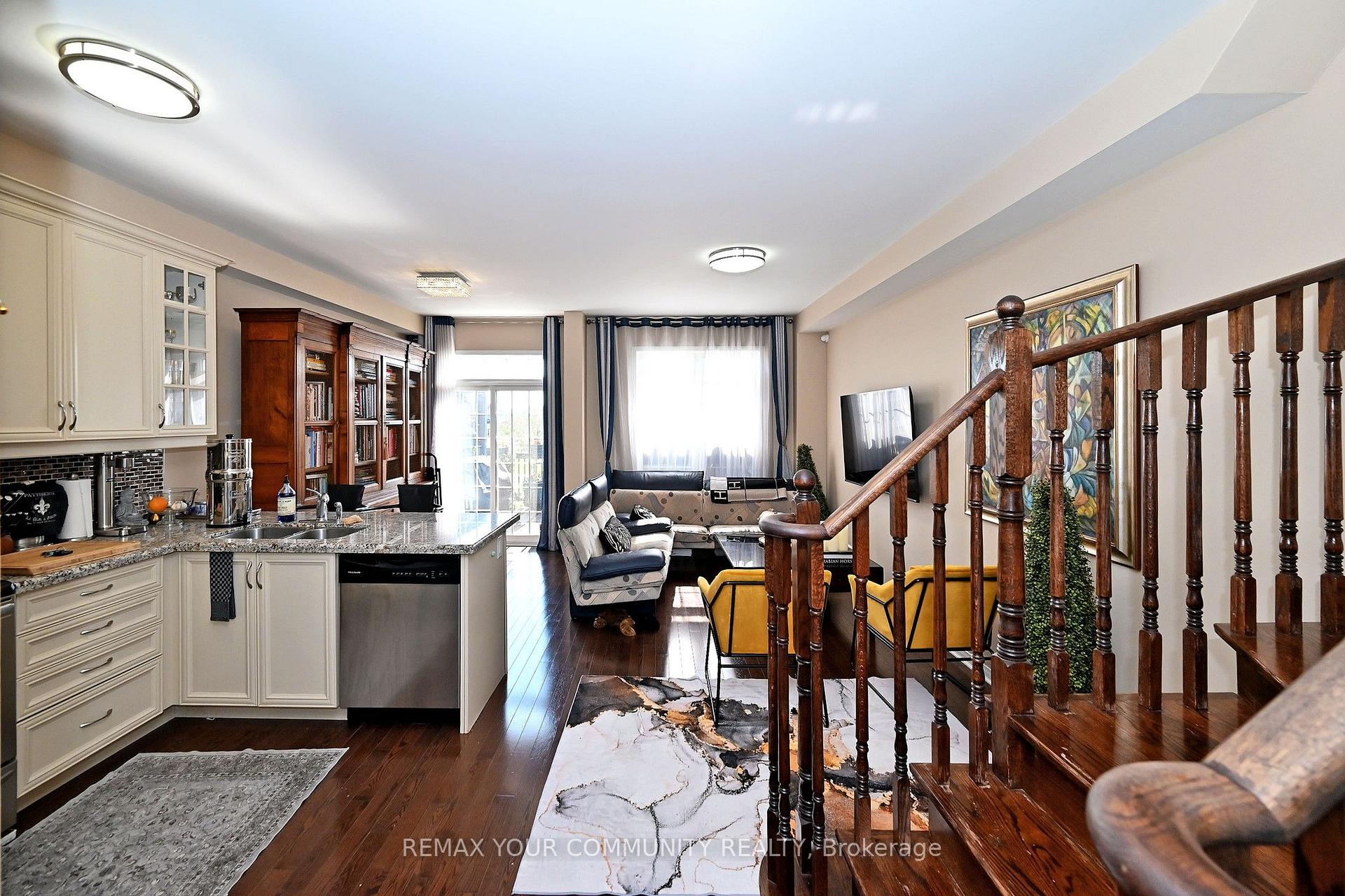 Photo 9 of 30 Spruce Pine Crescent, Vaughan, Patterson — HOMEH