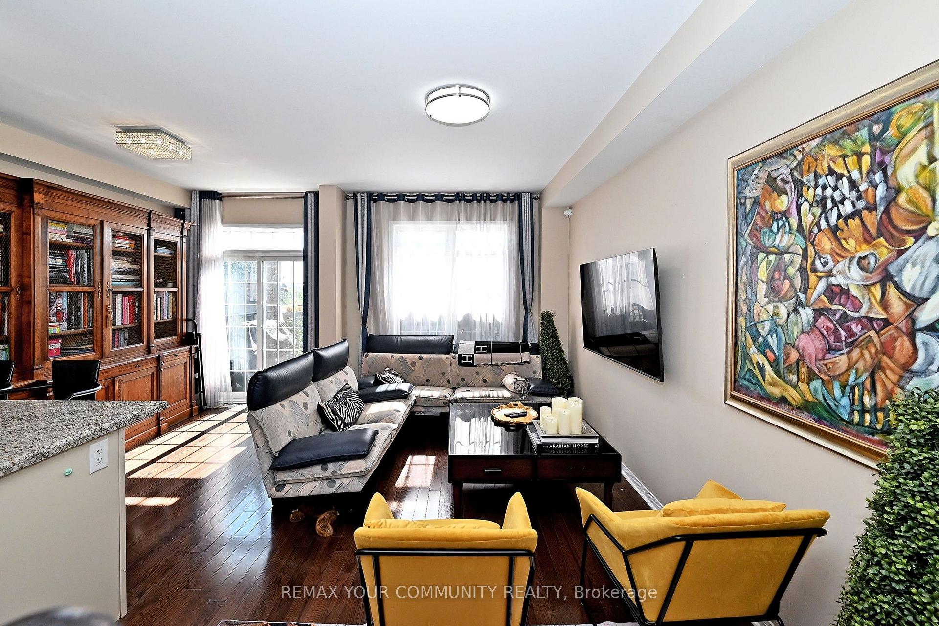 Photo 10 of 30 Spruce Pine Crescent, Vaughan, Patterson — HOMEH