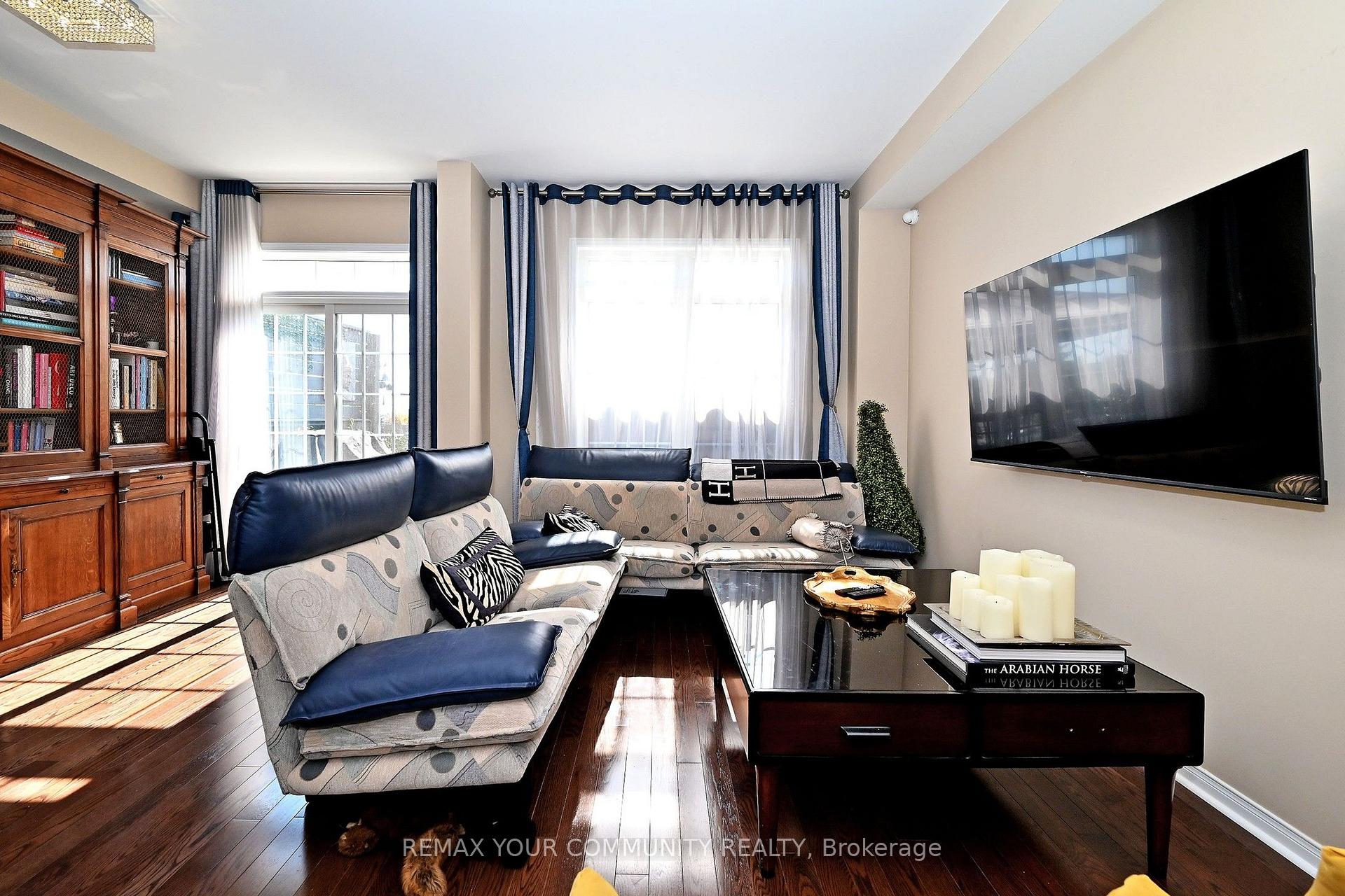 Photo 11 of 30 Spruce Pine Crescent, Vaughan, Patterson — HOMEH