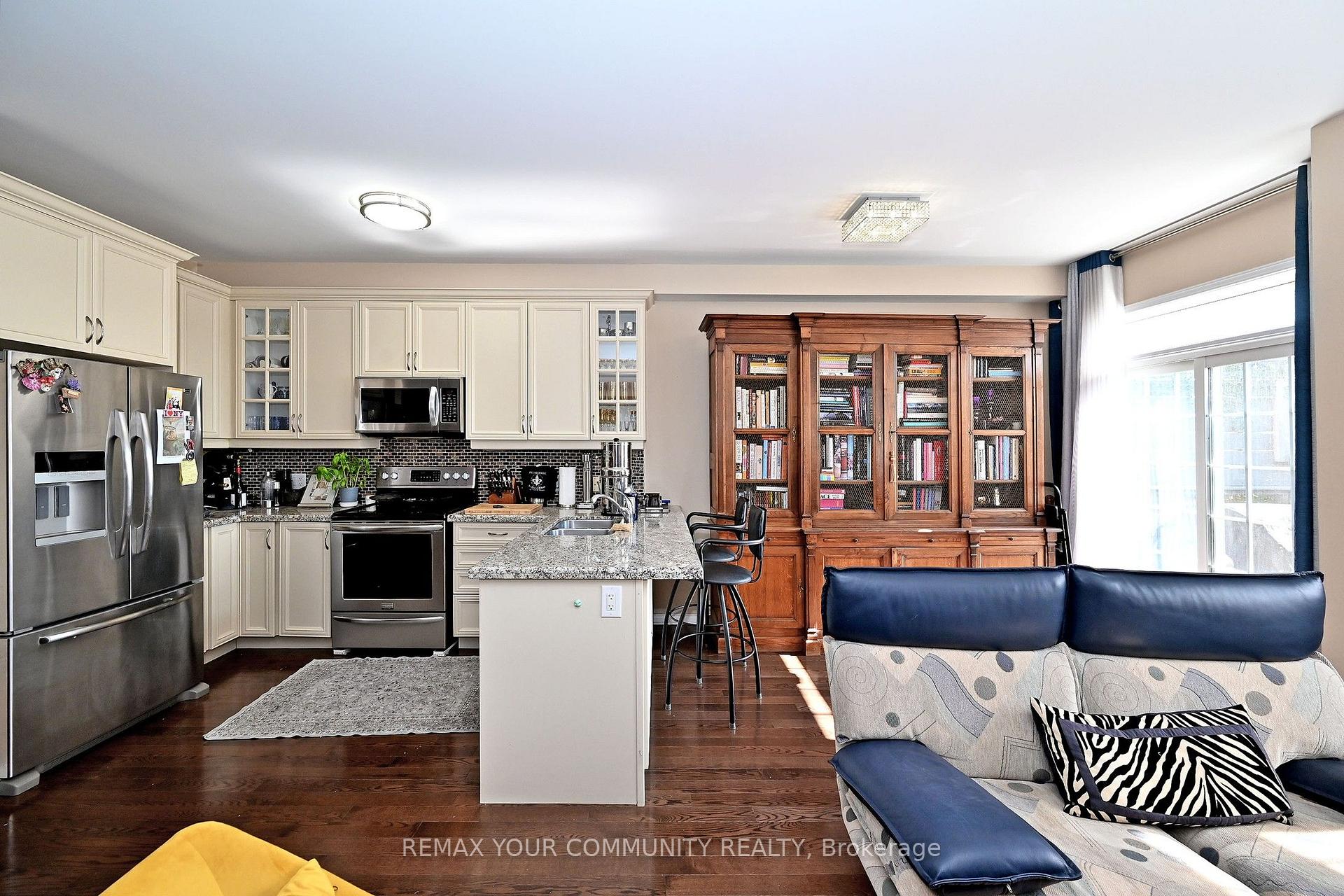 Photo 12 of 30 Spruce Pine Crescent, Vaughan, Patterson — HOMEH