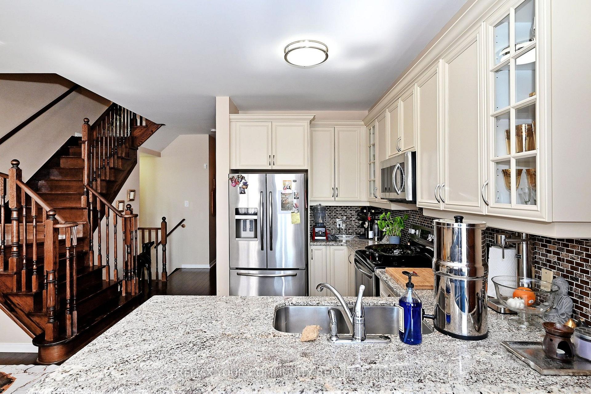 Photo 13 of 30 Spruce Pine Crescent, Vaughan, Patterson — HOMEH