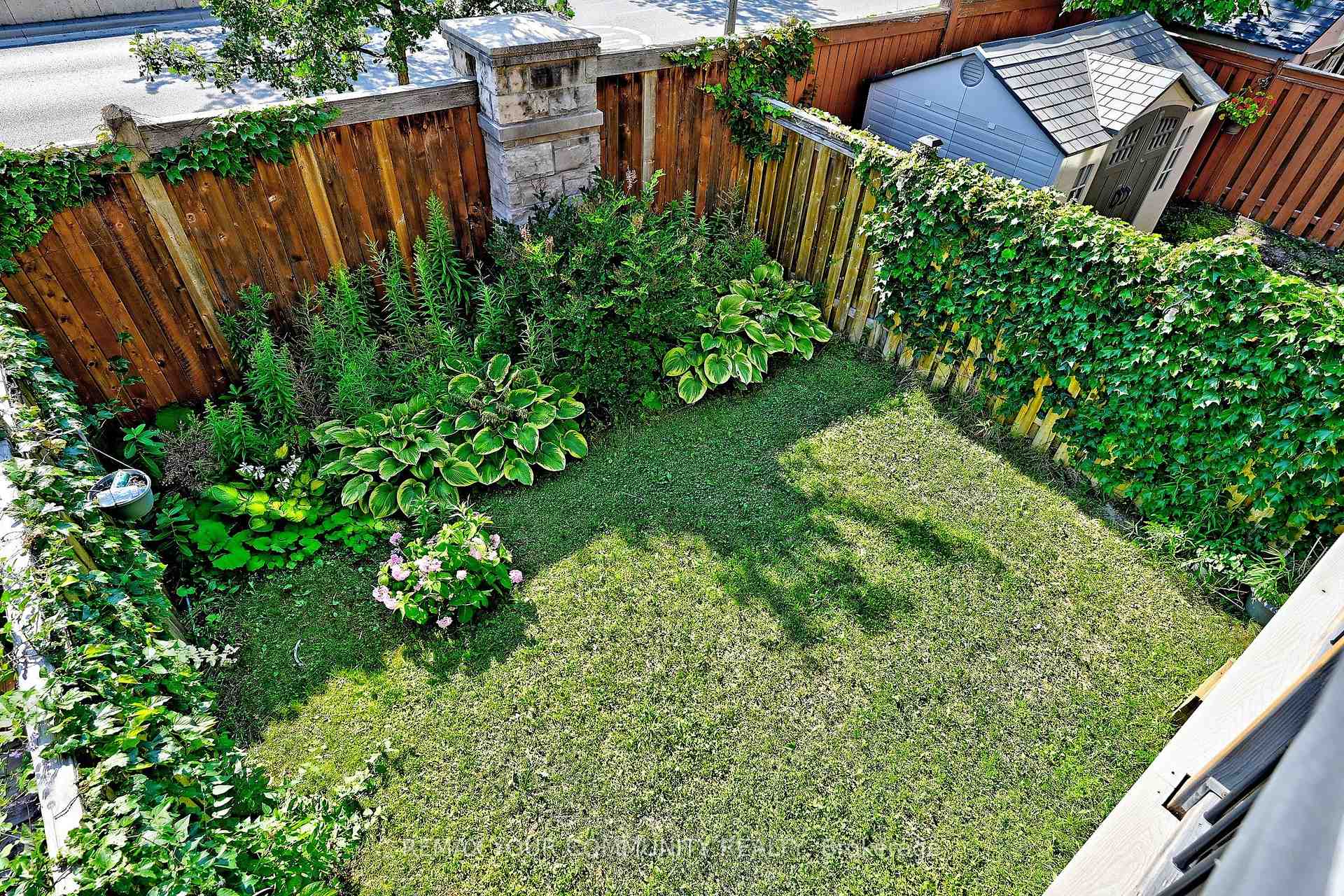 Photo 18 of 30 Spruce Pine Crescent, Vaughan, Patterson — HOMEH