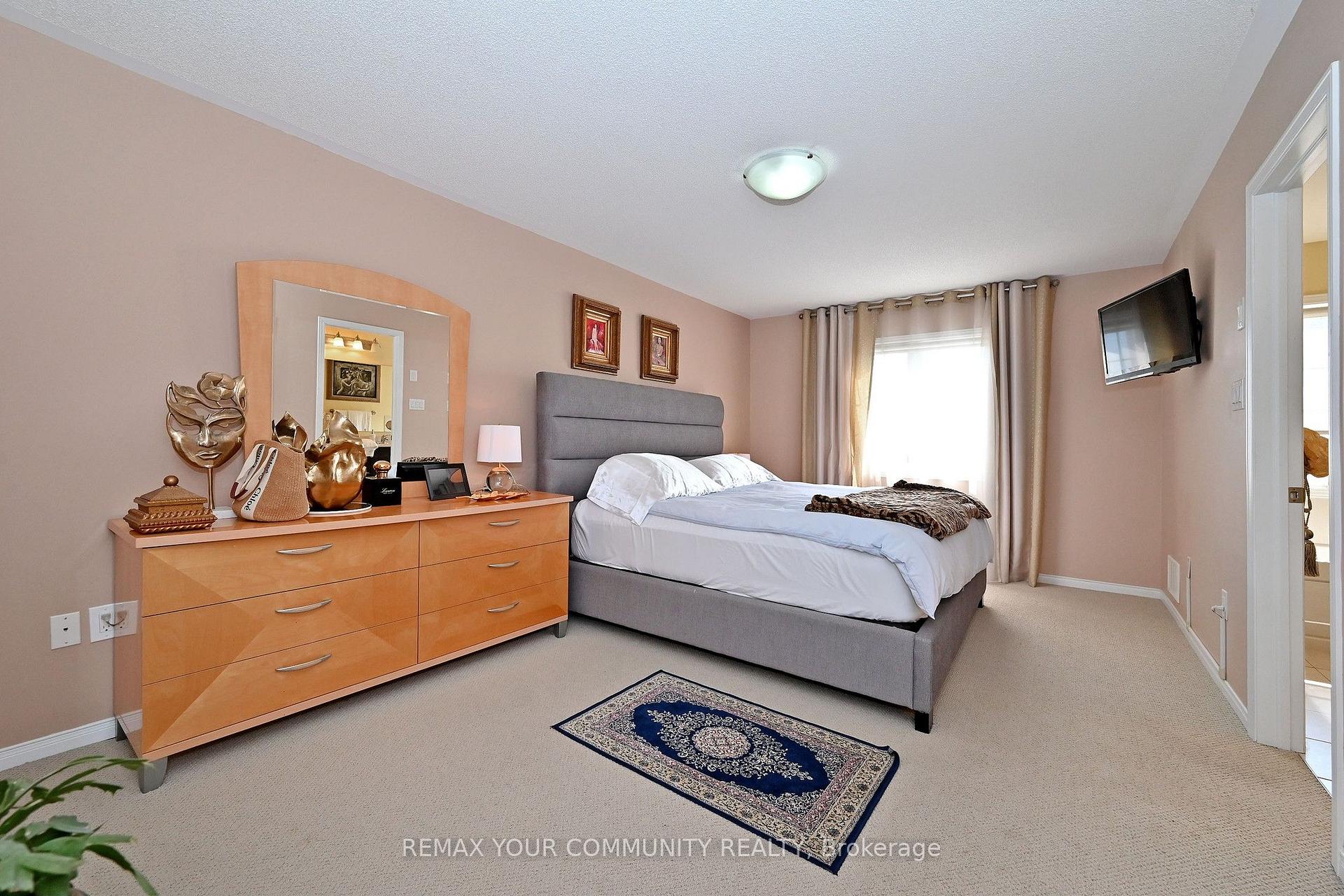 Photo 19 of 30 Spruce Pine Crescent, Vaughan, Patterson — HOMEH