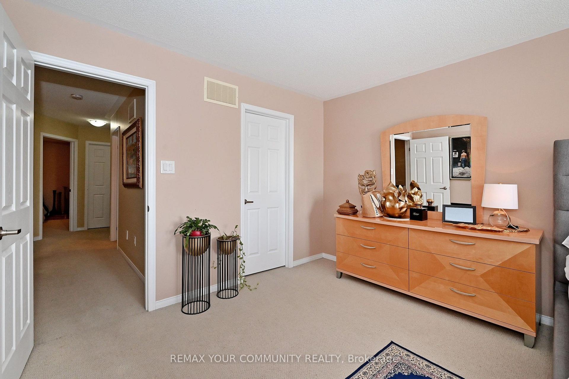 Photo 20 of 30 Spruce Pine Crescent, Vaughan, Patterson — HOMEH