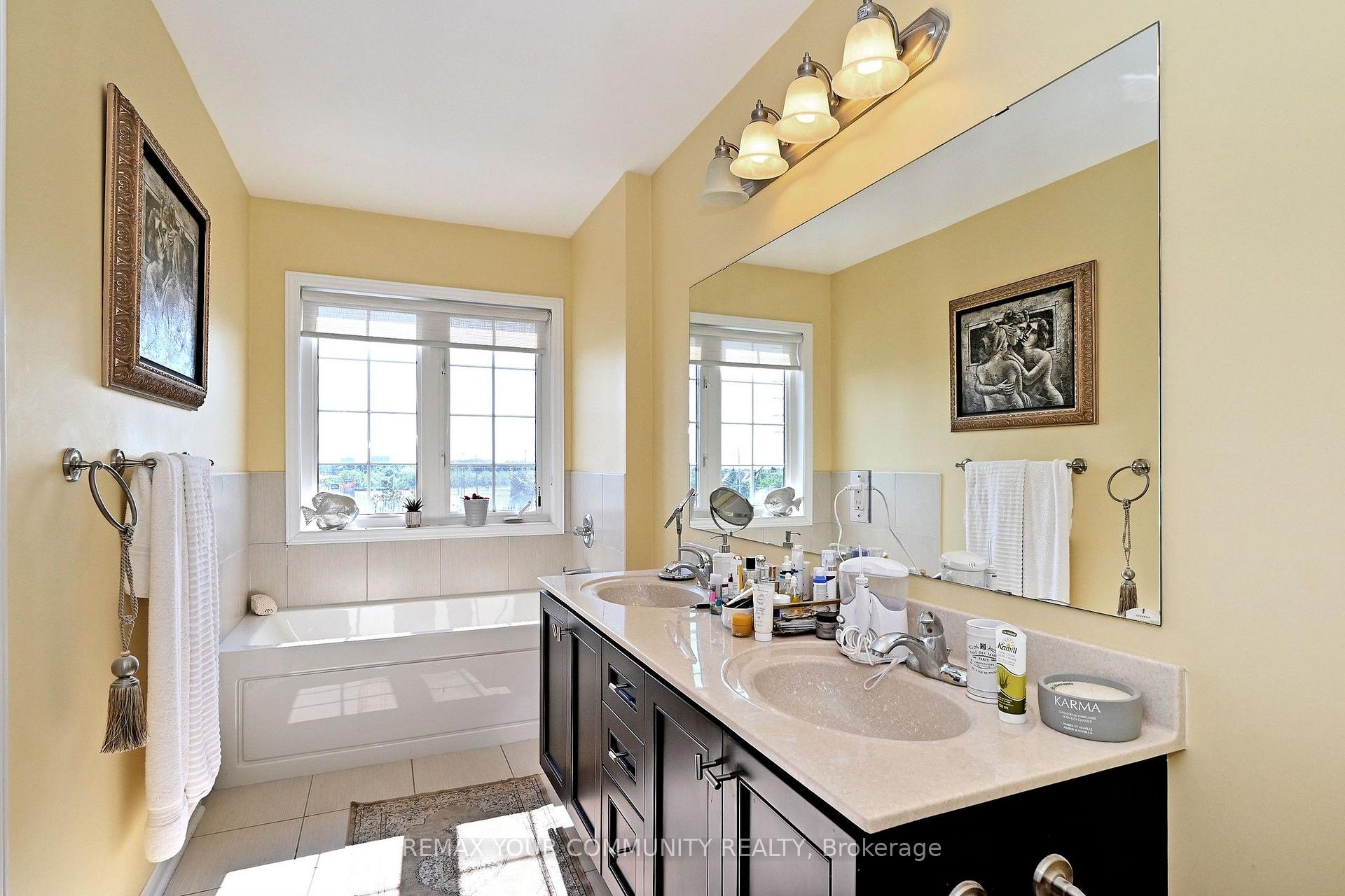 Photo 21 of 30 Spruce Pine Crescent, Vaughan, Patterson — HOMEH