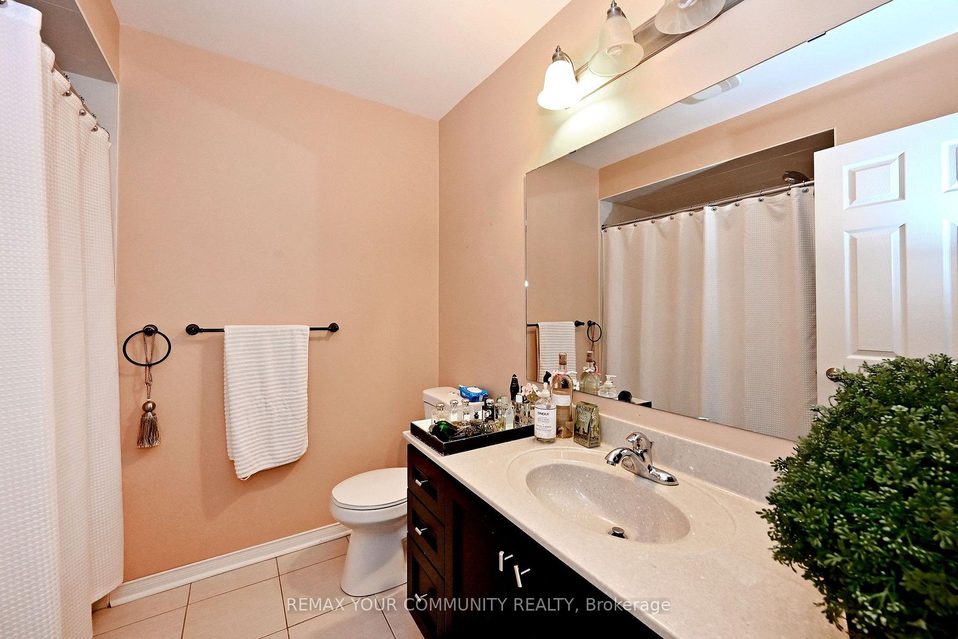 Photo 23 of 30 Spruce Pine Crescent, Vaughan, Patterson — HOMEH