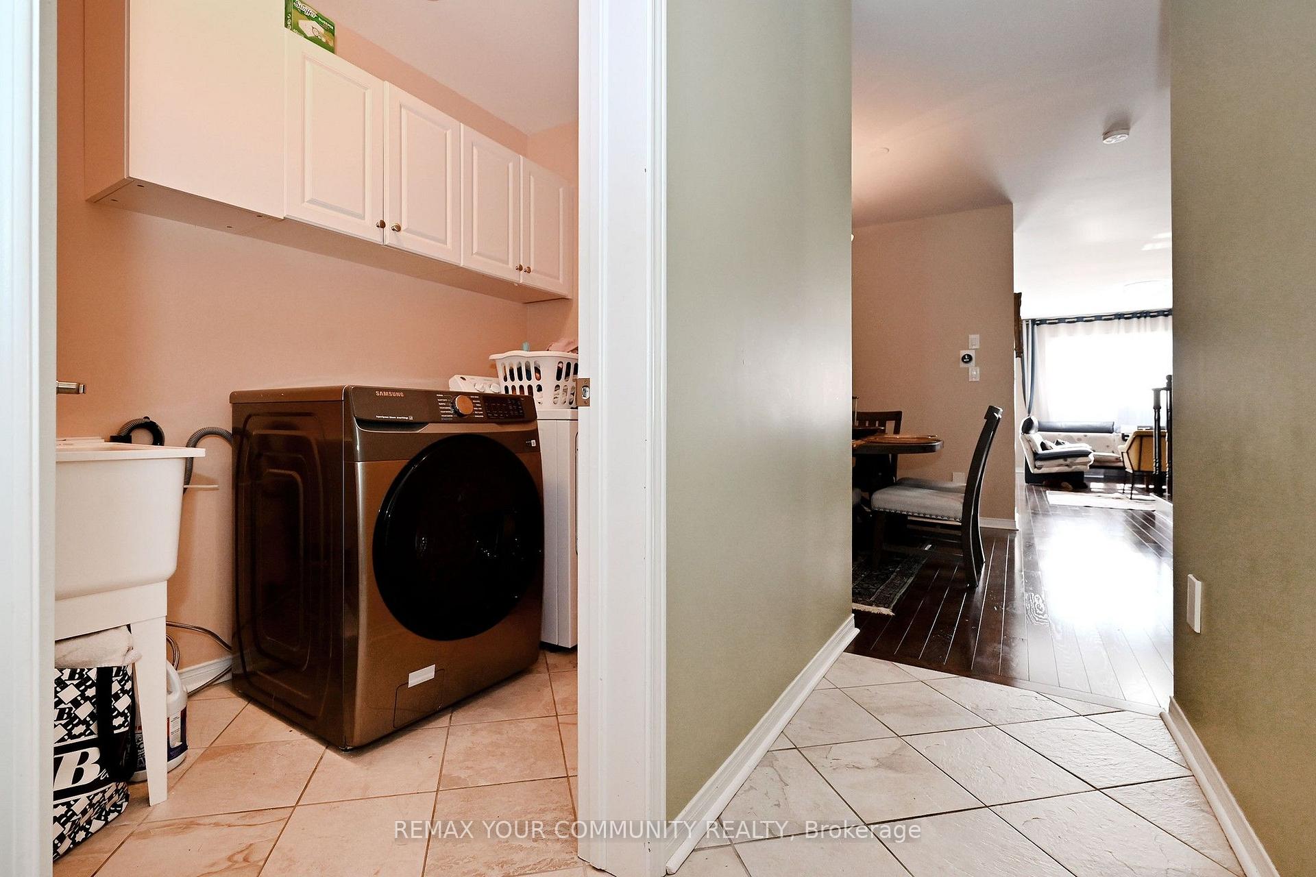 Photo 24 of 30 Spruce Pine Crescent, Vaughan, Patterson — HOMEH
