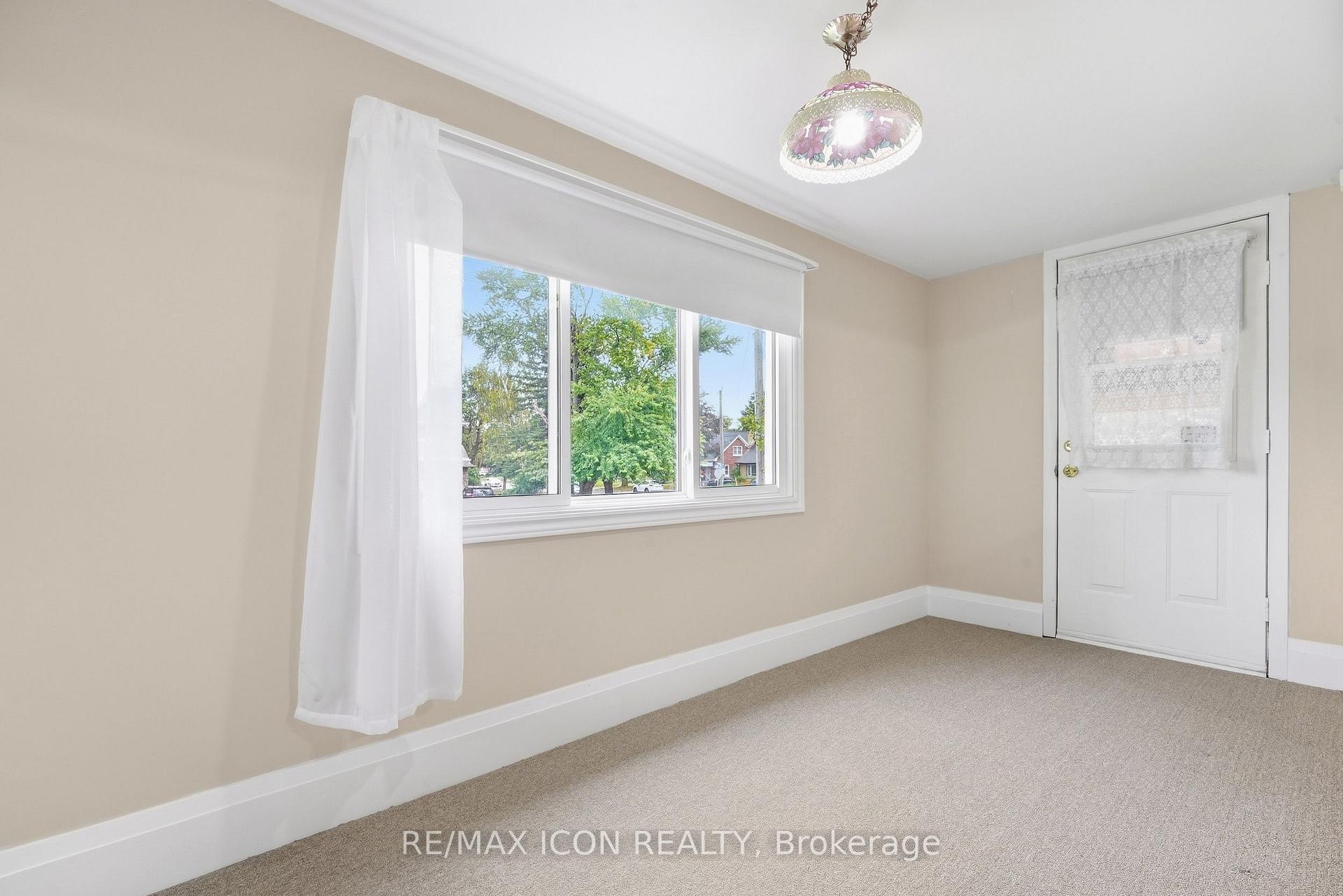 Photo 5 of 423 Lawrence Avenue, Kitchener, Victoria Hills — HOMEH