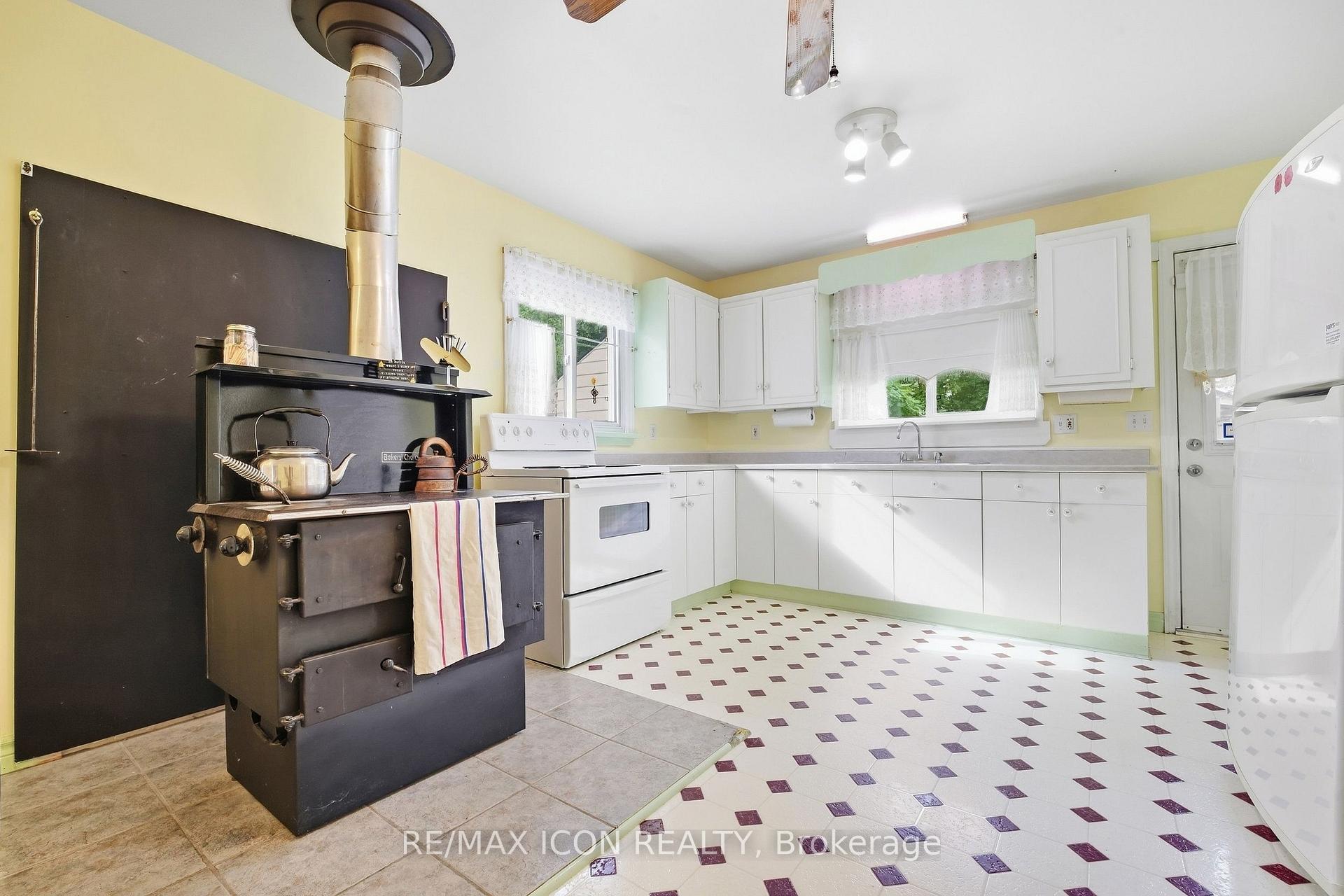 Photo 8 of 423 Lawrence Avenue, Kitchener, Victoria Hills — HOMEH