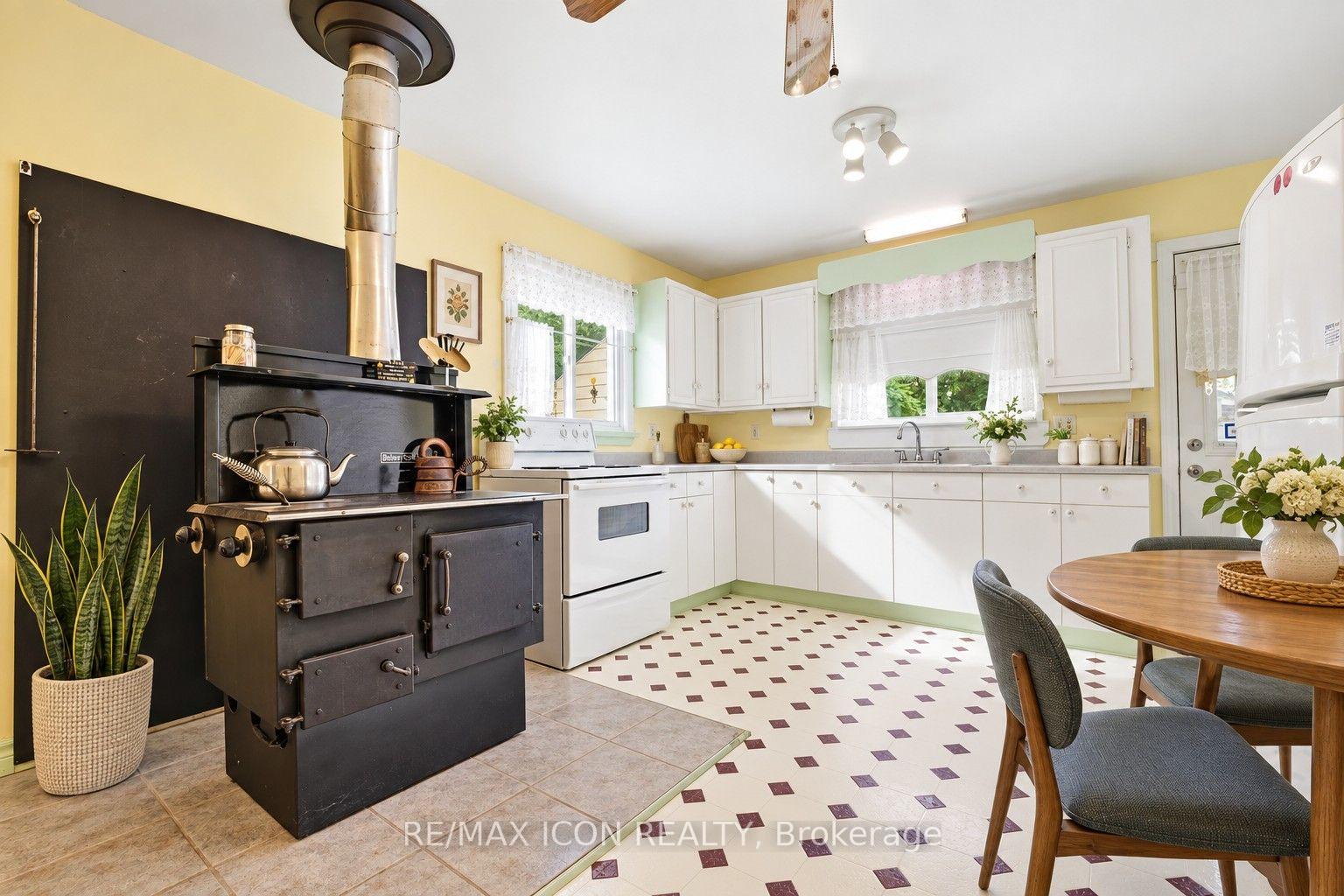 Photo 9 of 423 Lawrence Avenue, Kitchener, Victoria Hills — HOMEH