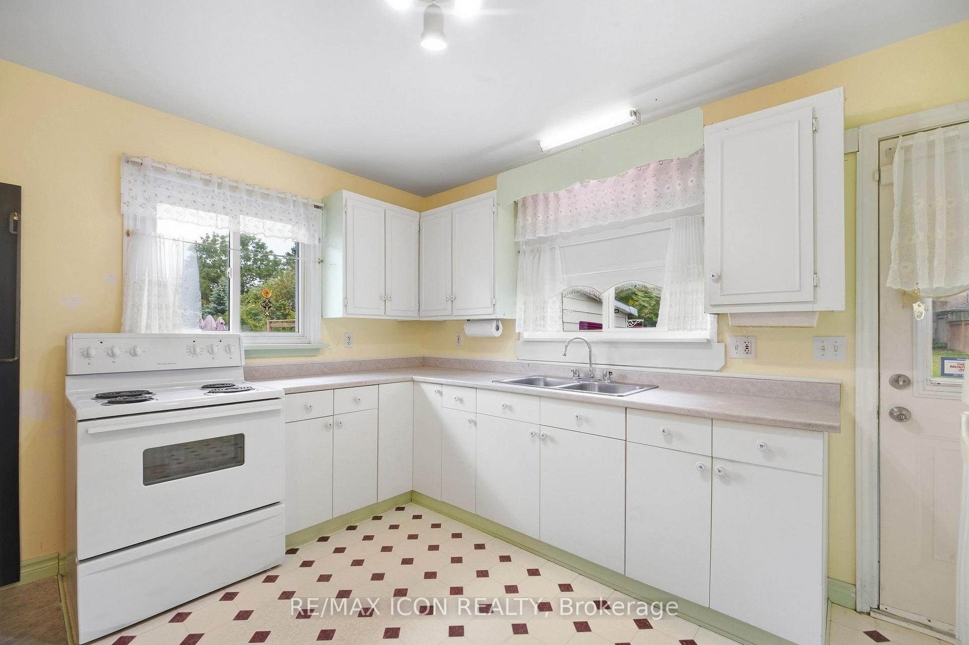 Photo 10 of 423 Lawrence Avenue, Kitchener, Victoria Hills — HOMEH