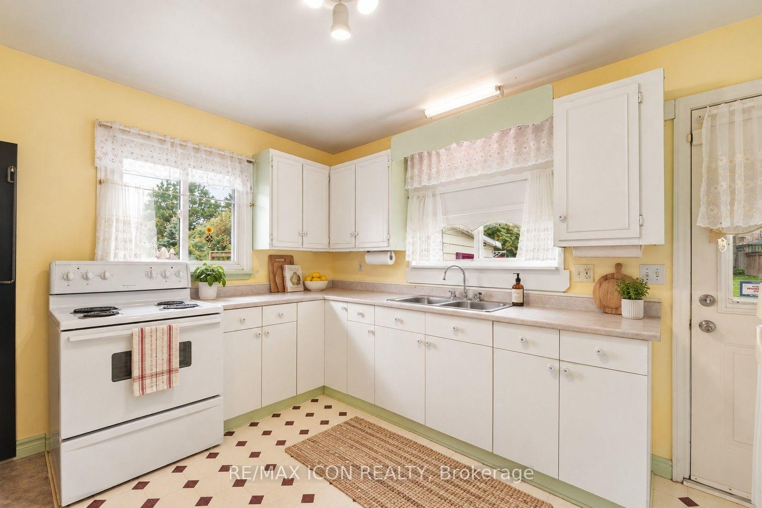 Photo 11 of 423 Lawrence Avenue, Kitchener, Victoria Hills — HOMEH