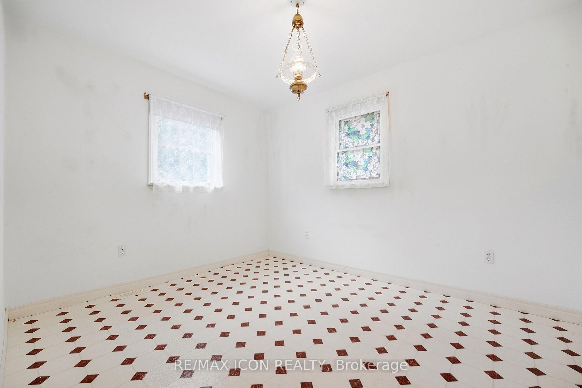 Photo 12 of 423 Lawrence Avenue, Kitchener, Victoria Hills — HOMEH