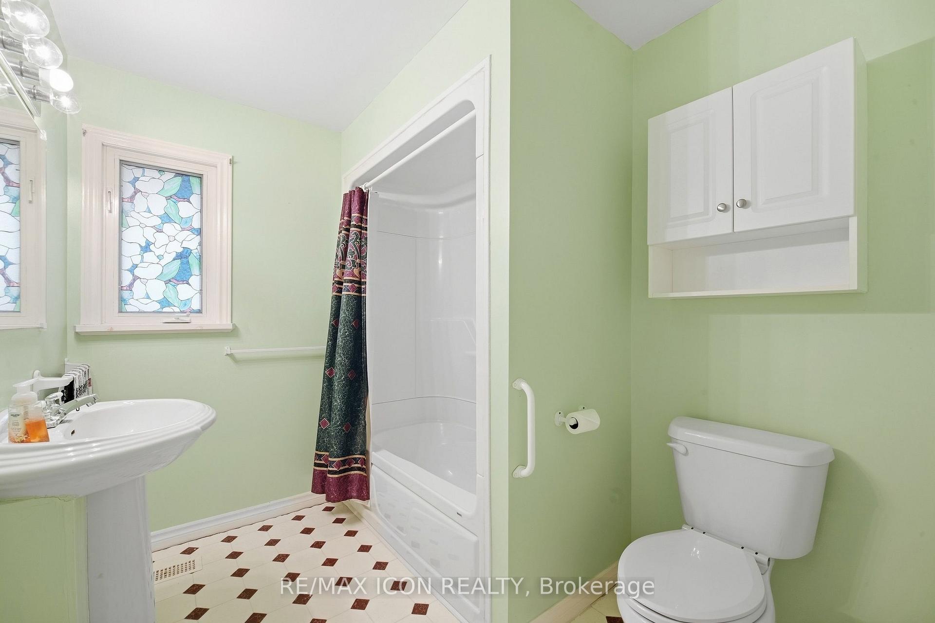 Photo 16 of 423 Lawrence Avenue, Kitchener, Victoria Hills — HOMEH