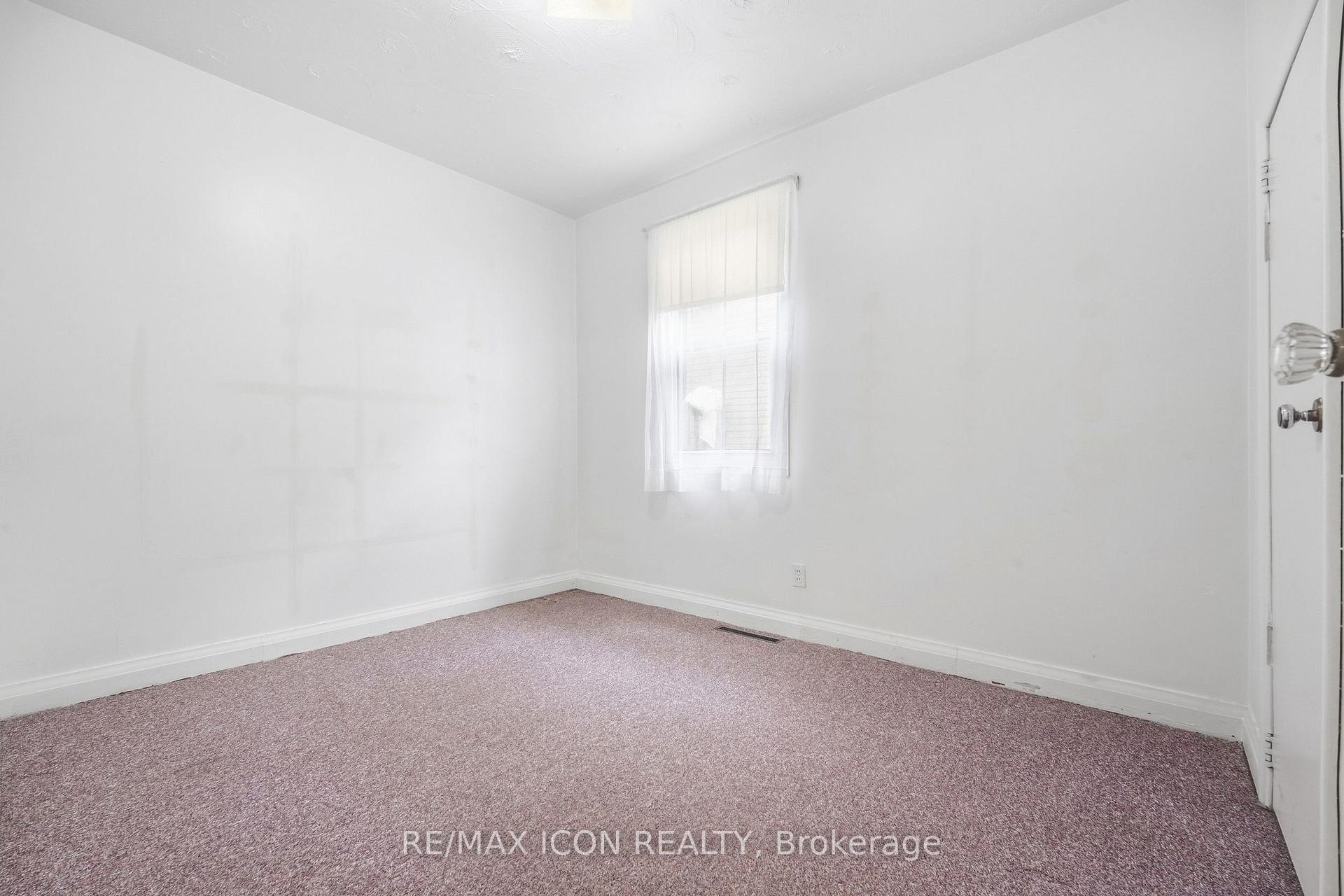 Photo 17 of 423 Lawrence Avenue, Kitchener, Victoria Hills — HOMEH