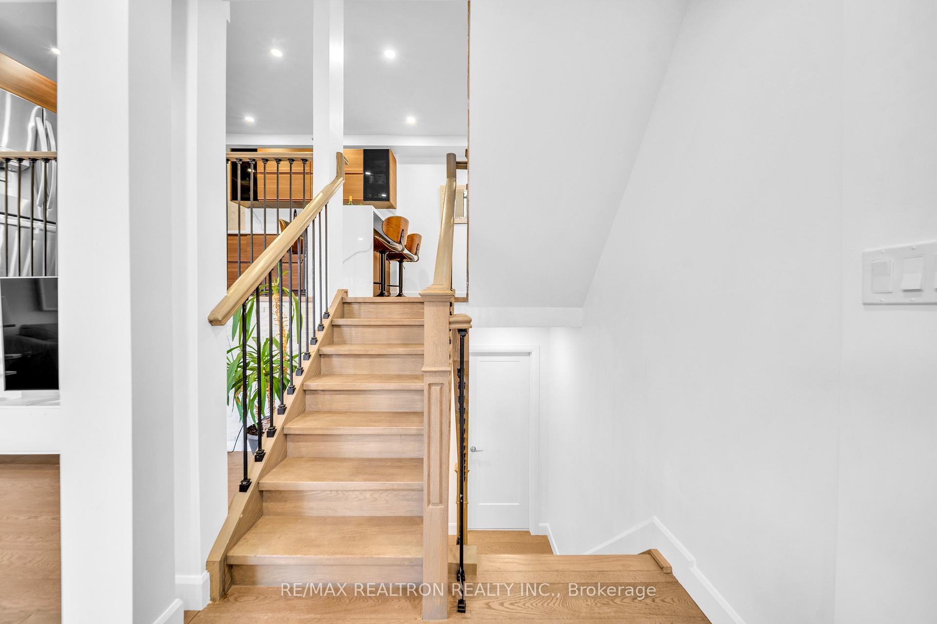Photo 9 of 297 Milestone Crescent, Aurora, Aurora Village — HOMEH