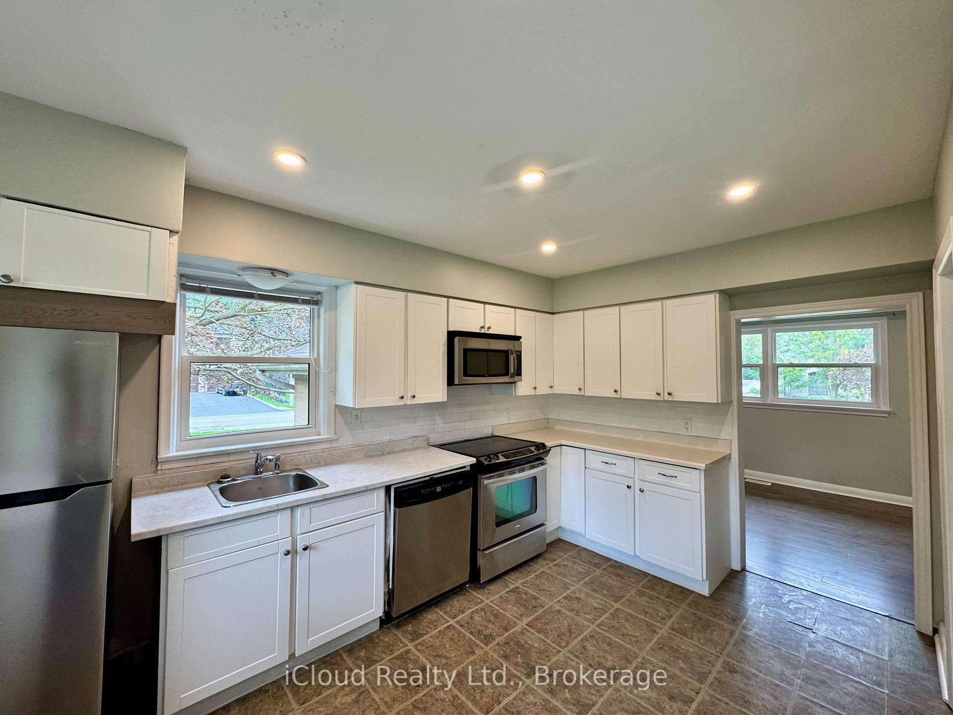 Photo 3 of 122 Selgrove Crescent, Oakville, Southwest — HOMEH
