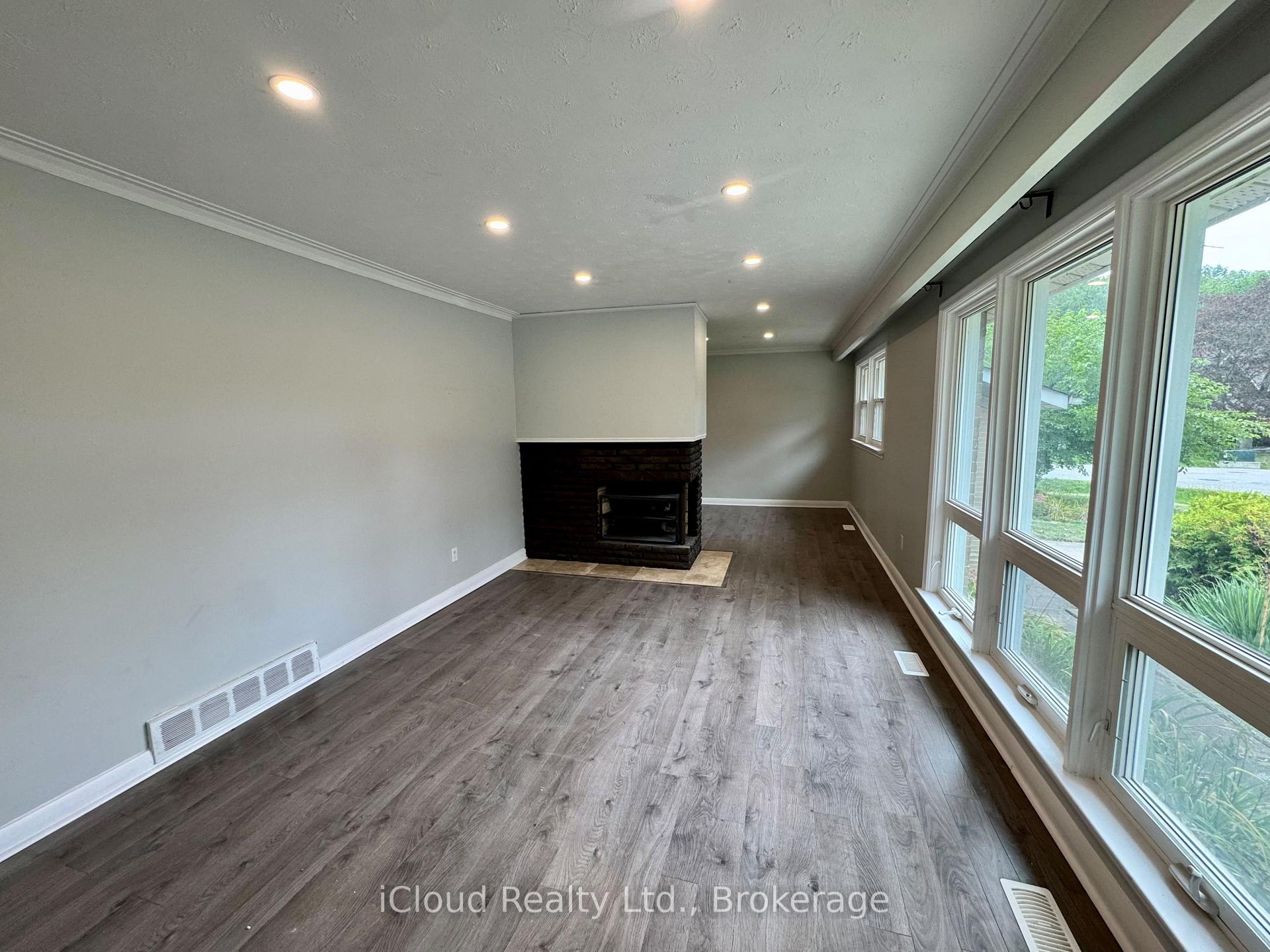 Photo 4 of 122 Selgrove Crescent, Oakville, Southwest — HOMEH
