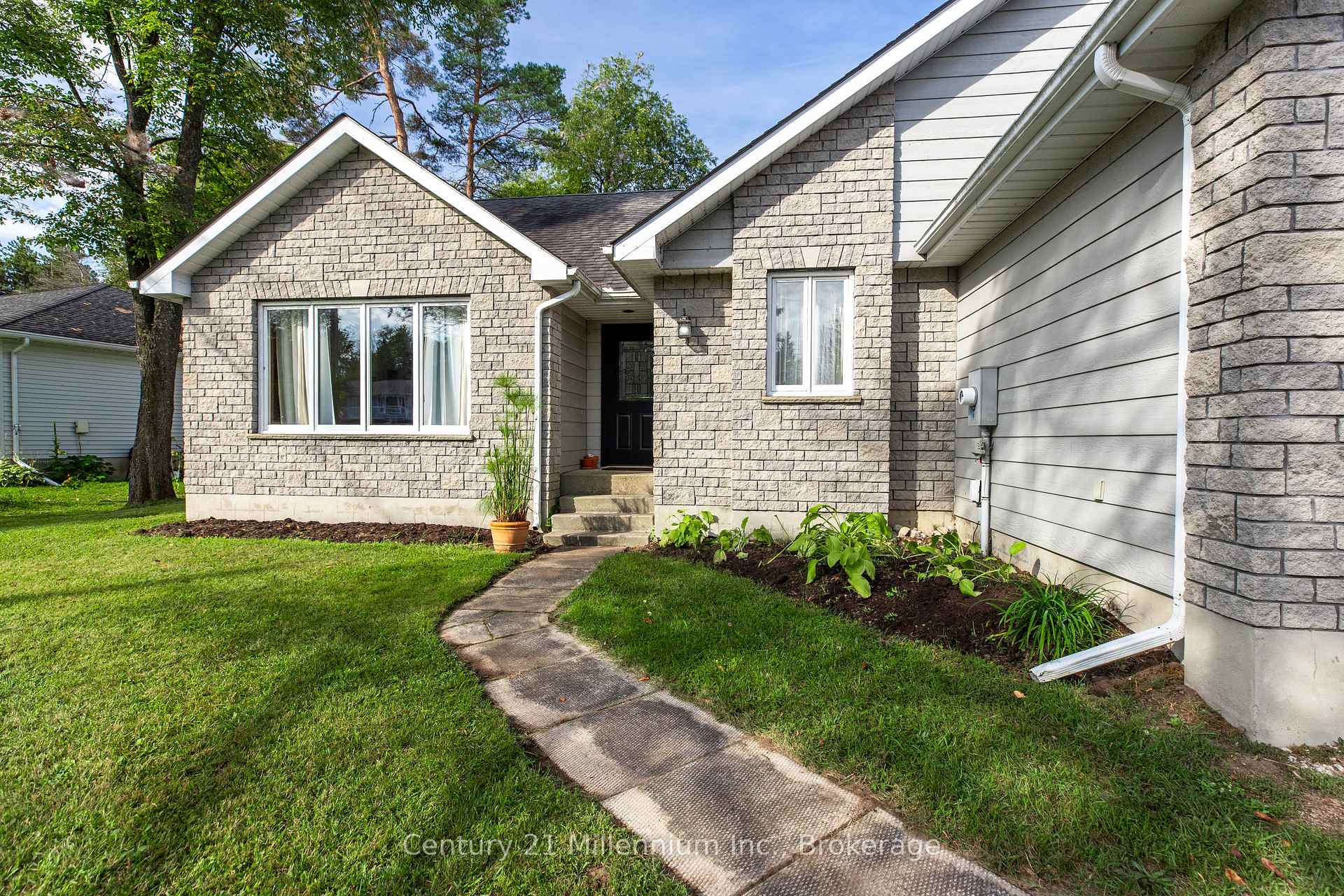 Photo 2 of 103 Dorena Crescent, South Bruce Peninsula — HOMEH