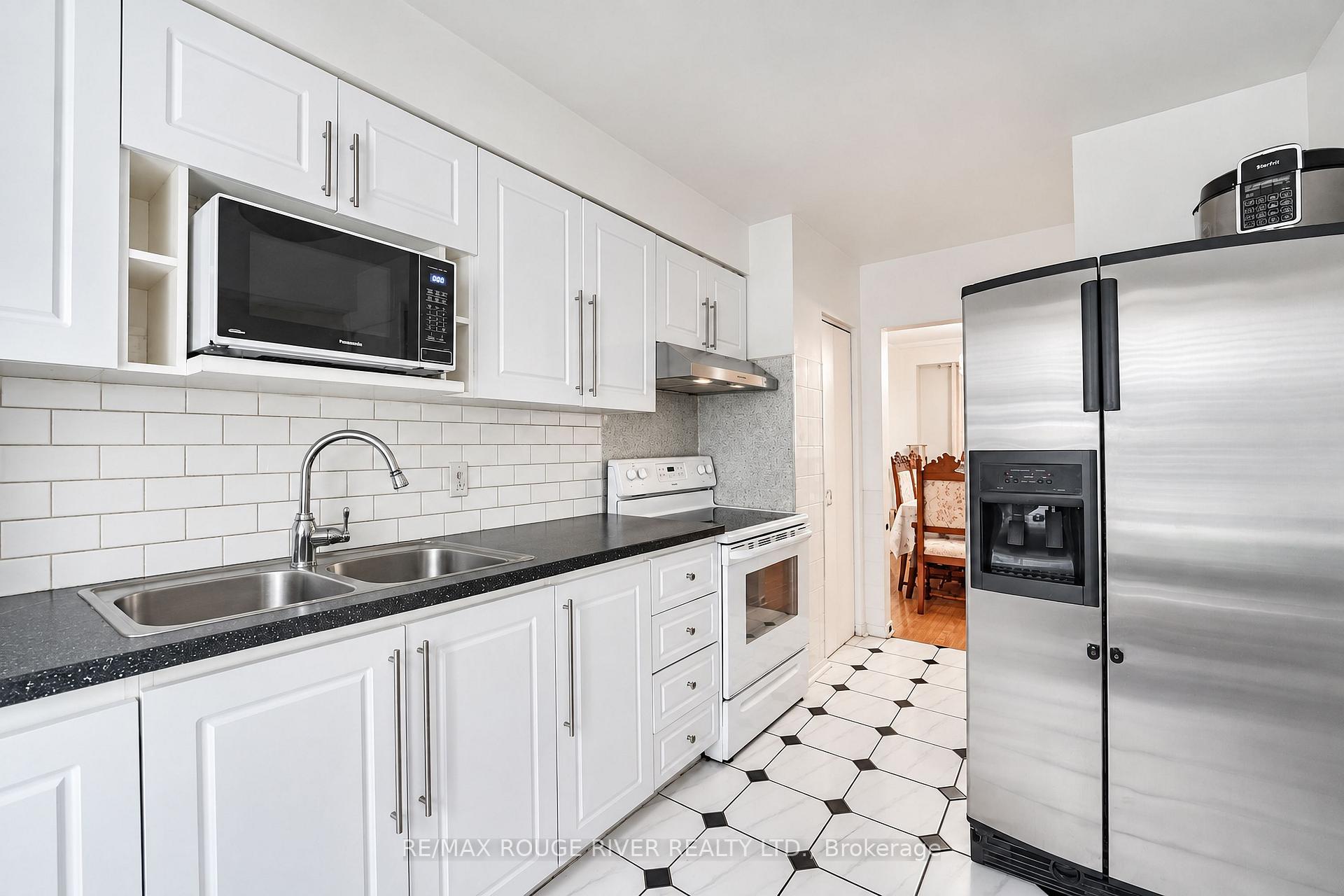 Photo 7 of Unit 3, 9 Gosford Boulevard, North York, Black Creek — HOMEH