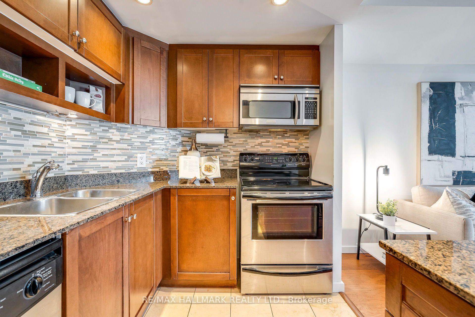 Photo 7 of Unit 402, 218 Queens Quay W, Toronto, Waterfront Communities — HOMEH