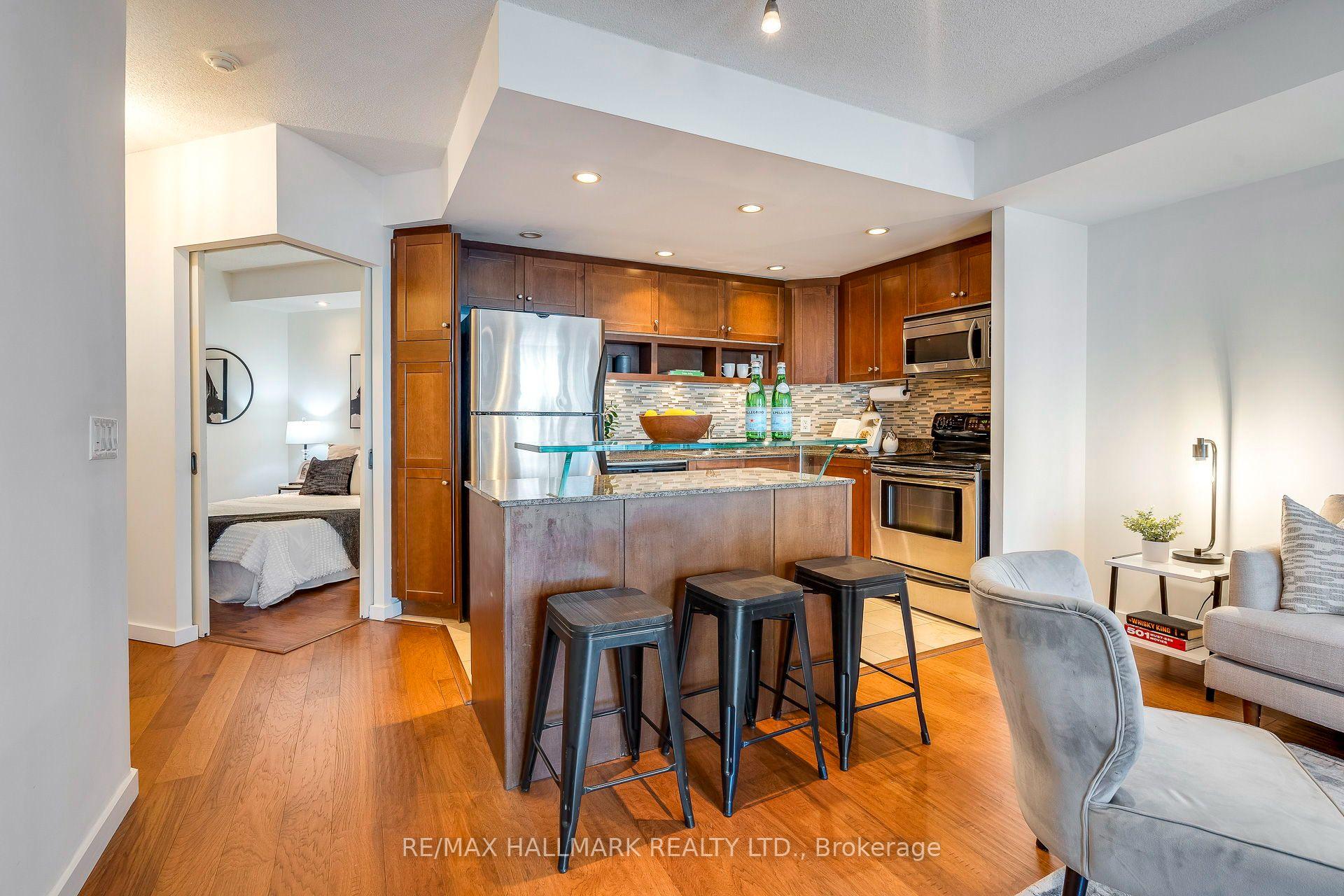 Photo 8 of Unit 402, 218 Queens Quay W, Toronto, Waterfront Communities — HOMEH