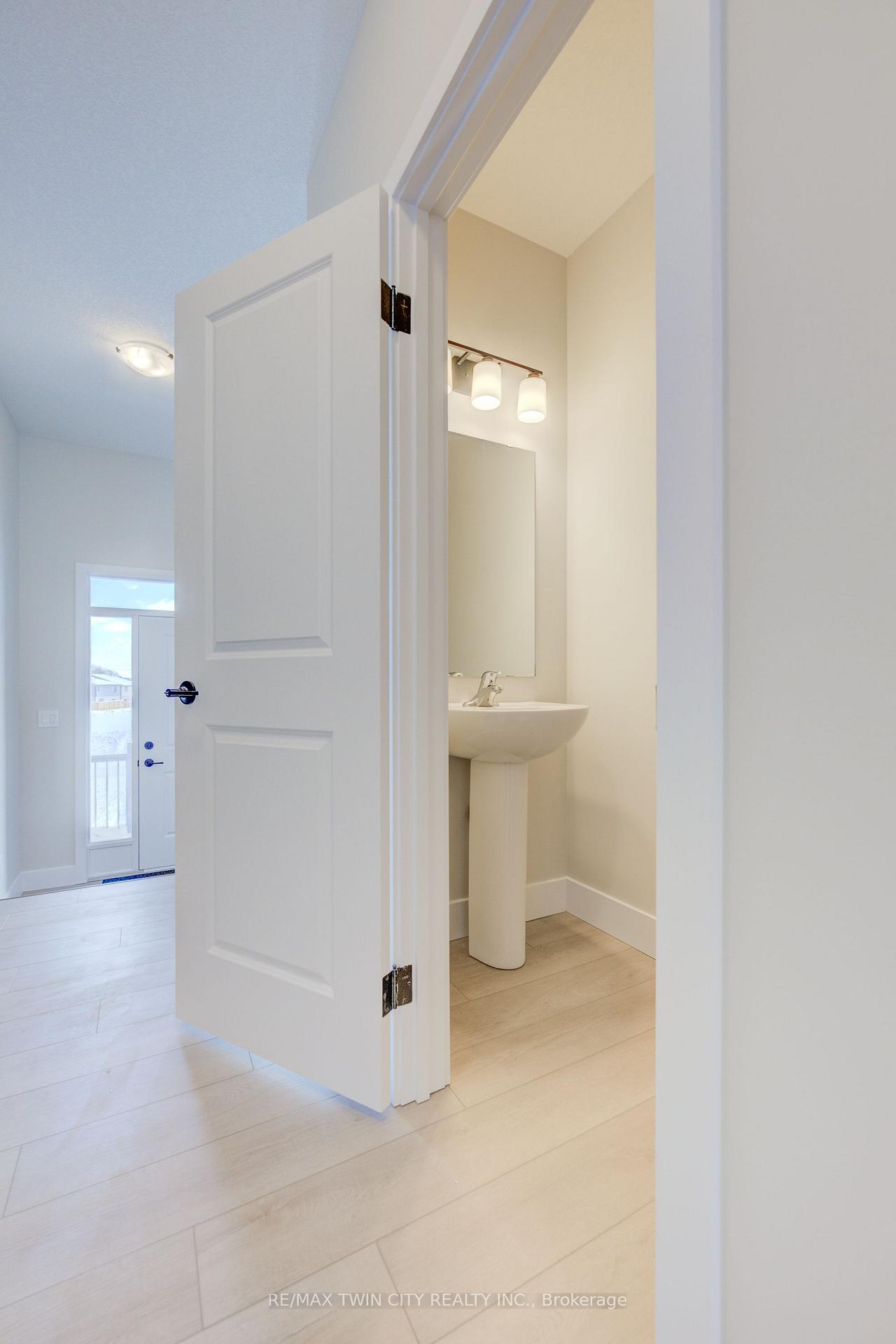 Photo 5 of 163 Dunnigan Drive, Kitchener, Grand River North — HOMEH