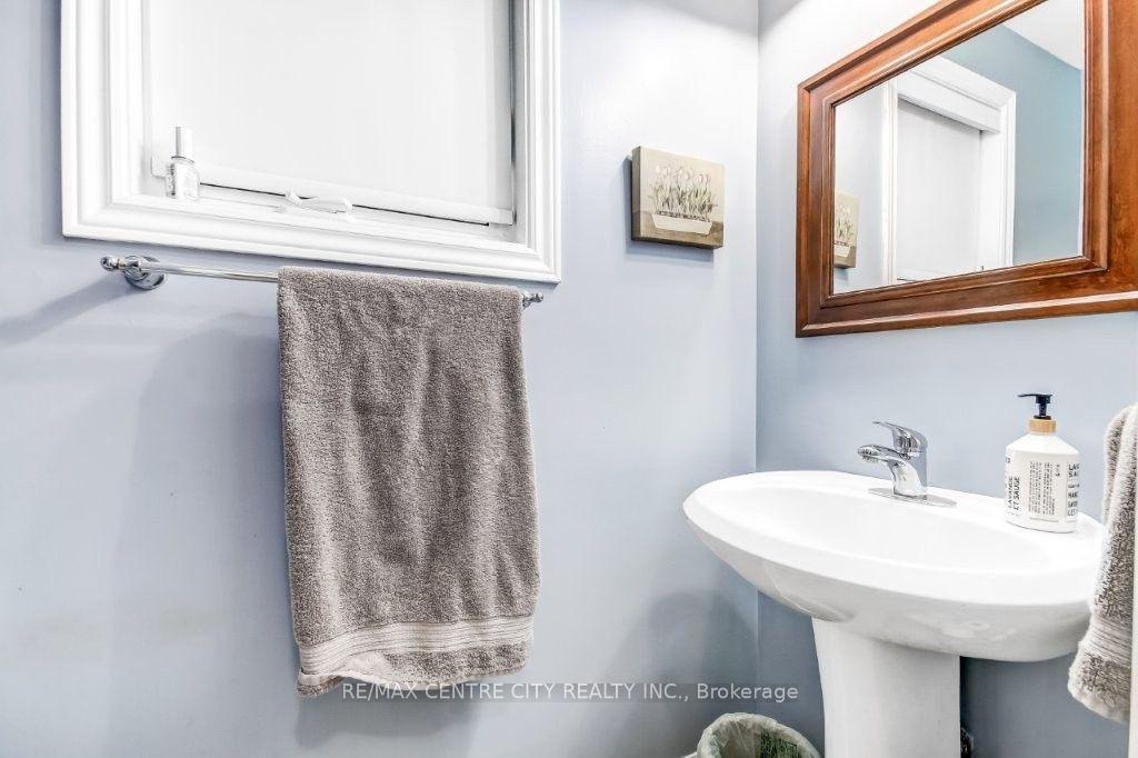 Photo 12 of 3910 Stacey Crescent, London, South V — HOMEH