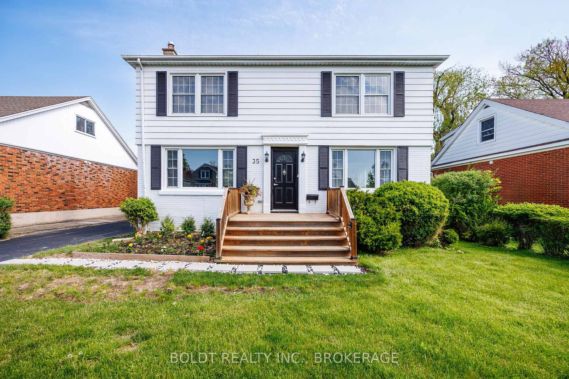 Photo 2 of 35 Rivercrest Drive, St. Catharines, Glendale/Glenridge — HOMEH