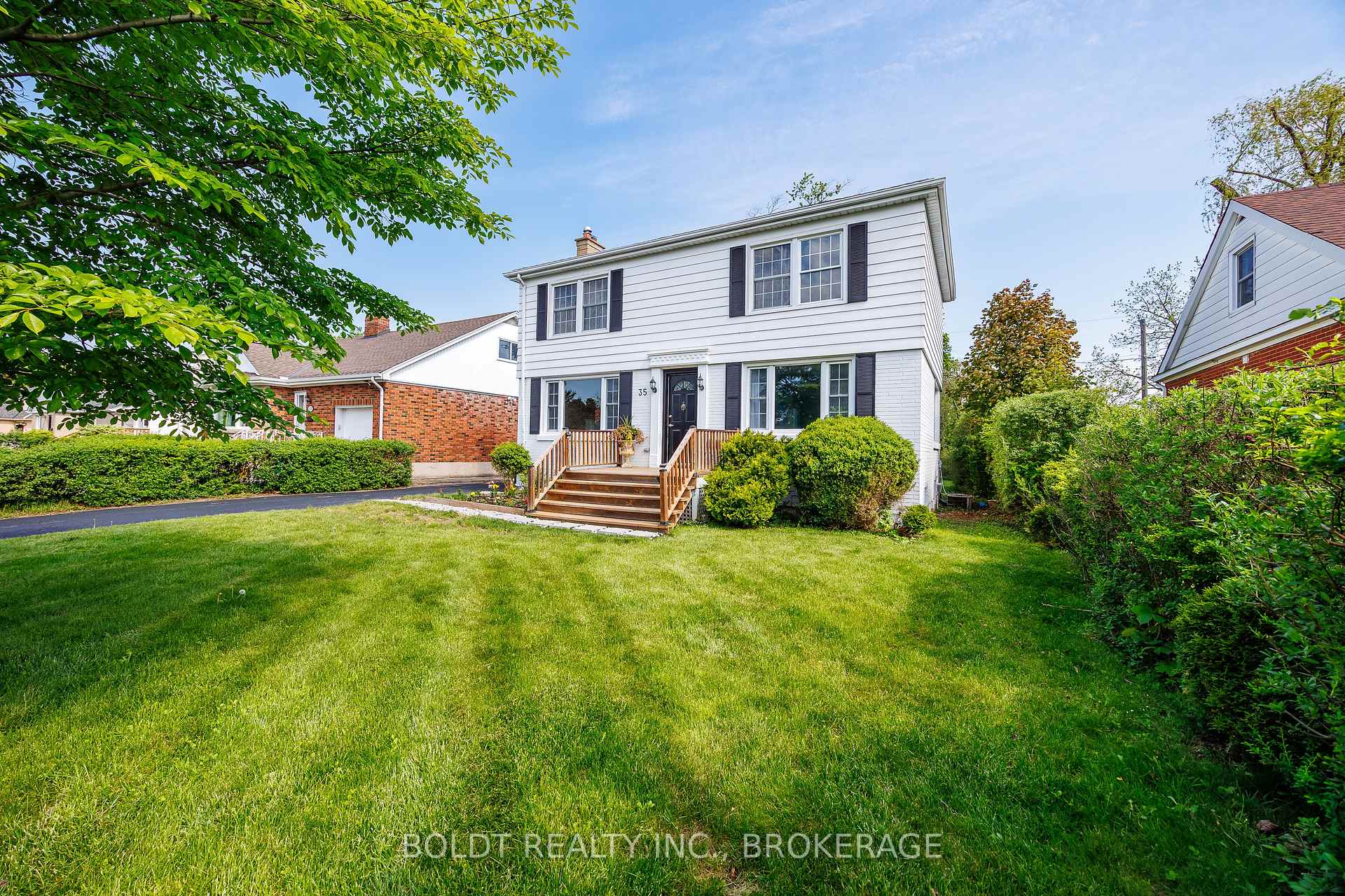 Photo 3 of 35 Rivercrest Drive, St. Catharines, Glendale/Glenridge — HOMEH