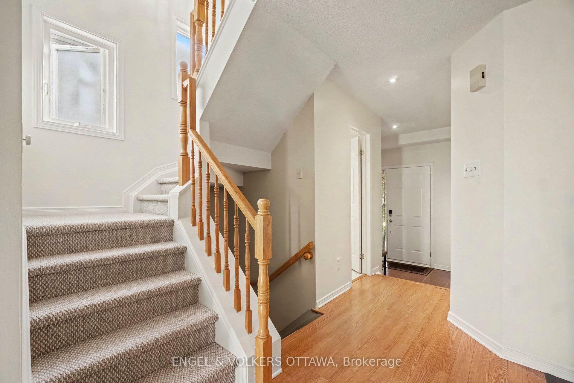 Photo 3 of 11 Longshire Circle, Ottawa, Barrhaven - Longfields — HOMEH
