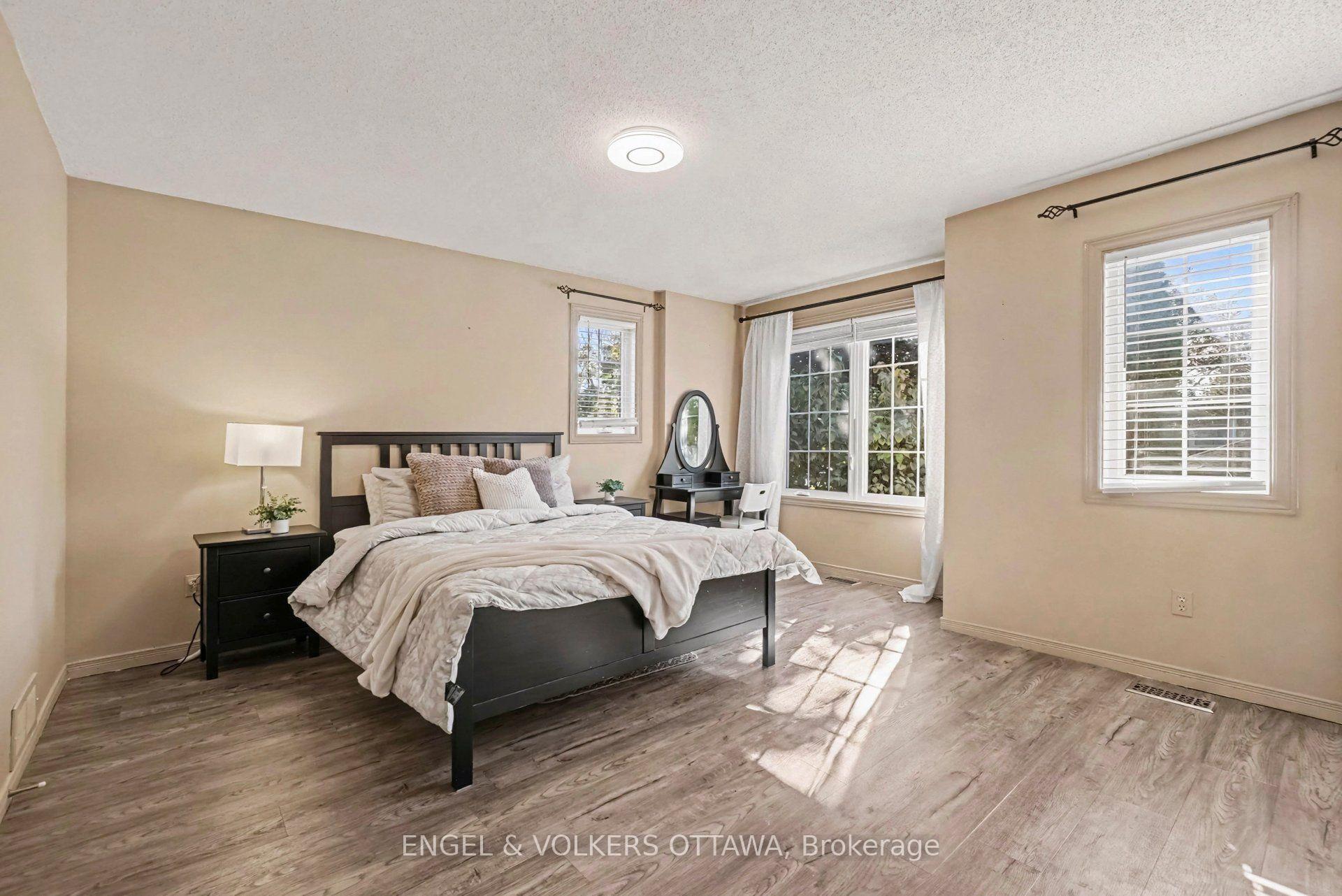 Photo 14 of 11 Longshire Circle, Ottawa, Barrhaven - Longfields — HOMEH