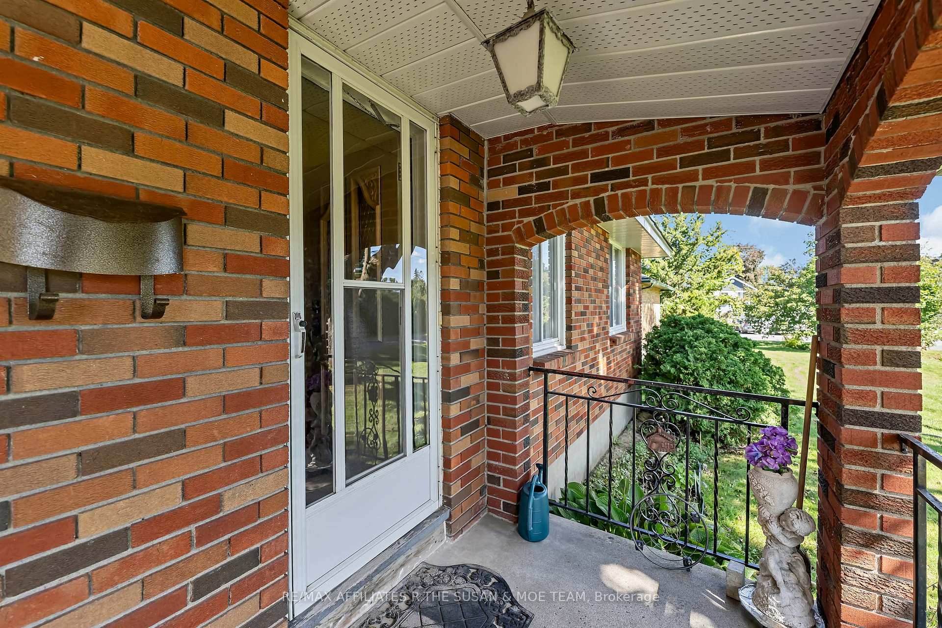 Photo 4 of 131 Oakridge Boulevard, Ottawa, Meadowlands/Crestview — HOMEH