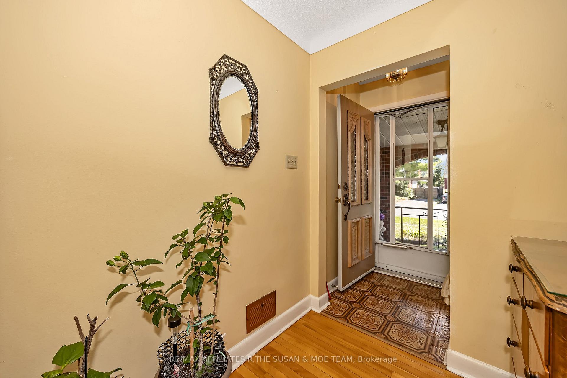 Photo 5 of 131 Oakridge Boulevard, Ottawa, Meadowlands/Crestview — HOMEH