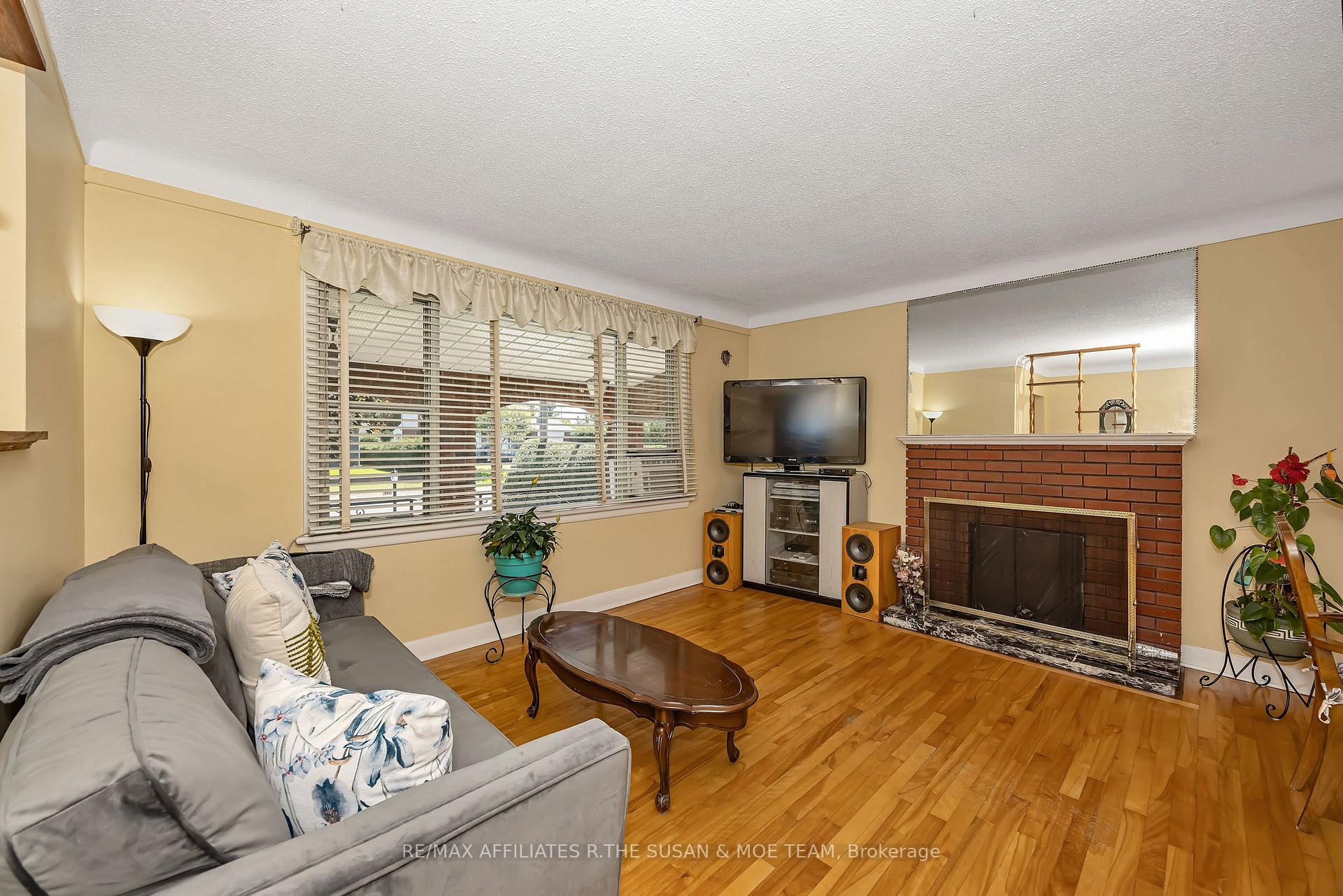 Photo 6 of 131 Oakridge Boulevard, Ottawa, Meadowlands/Crestview — HOMEH