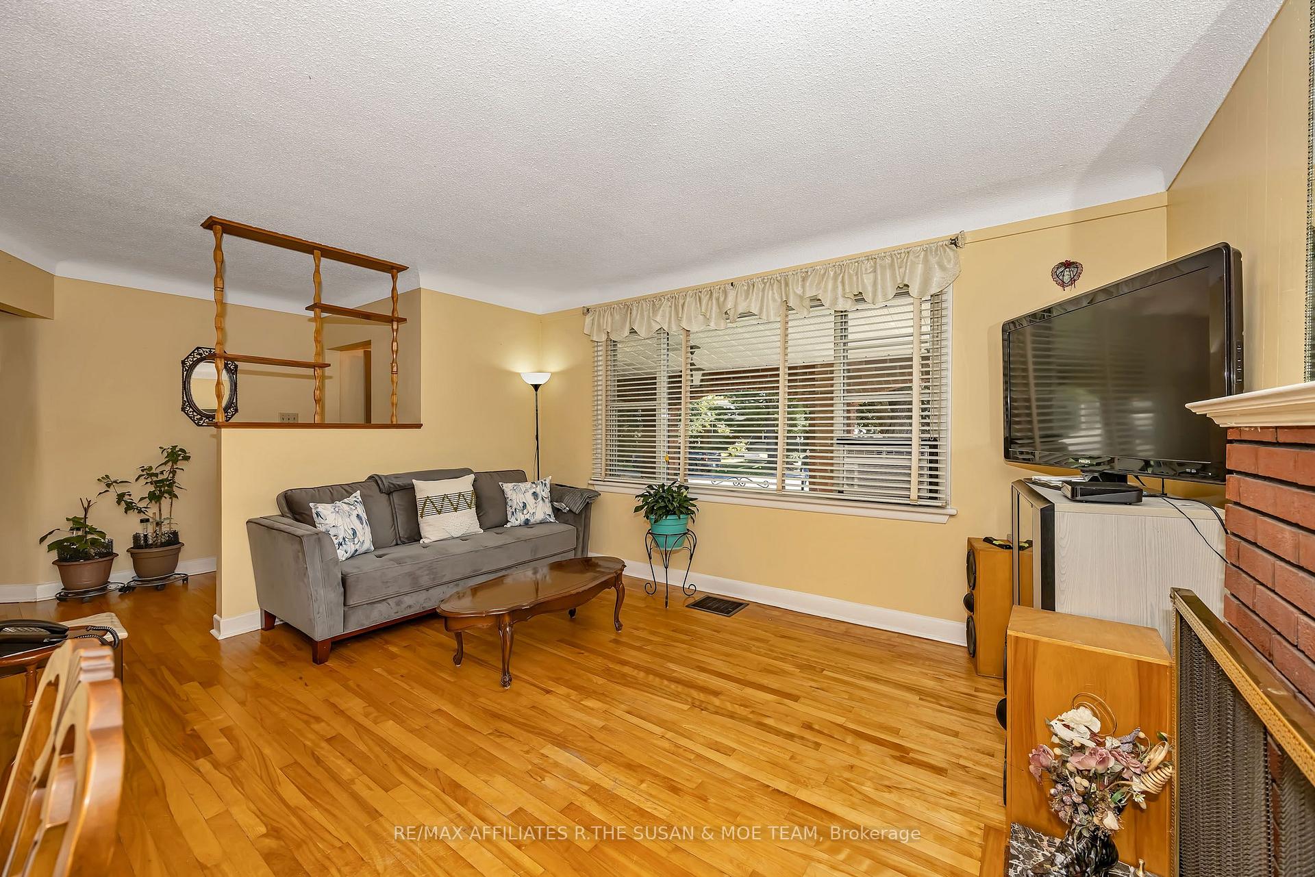 Photo 7 of 131 Oakridge Boulevard, Ottawa, Meadowlands/Crestview — HOMEH