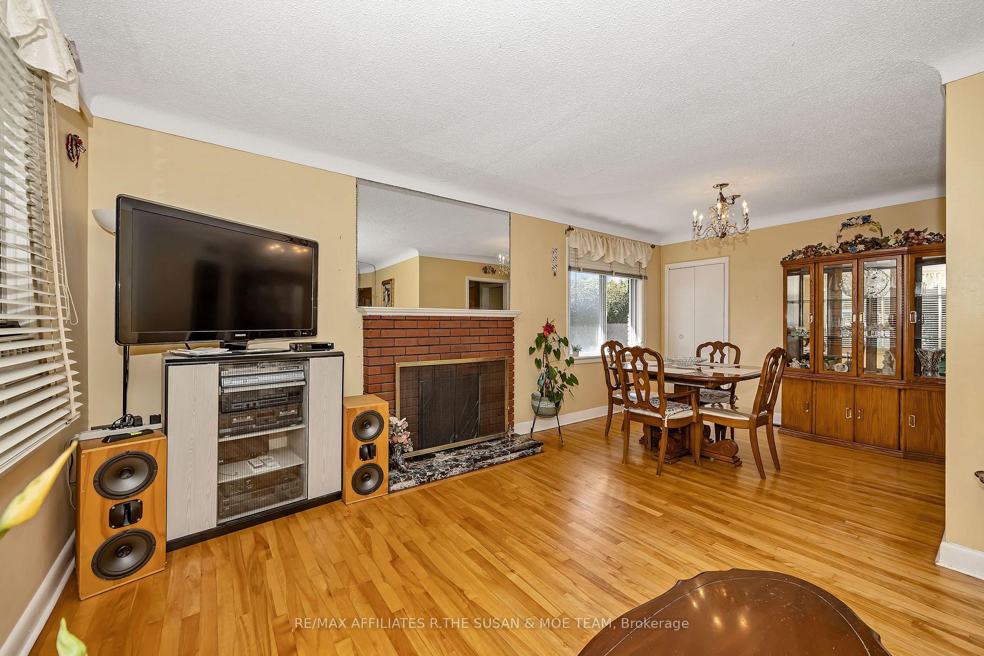Photo 9 of 131 Oakridge Boulevard, Ottawa, Meadowlands/Crestview — HOMEH