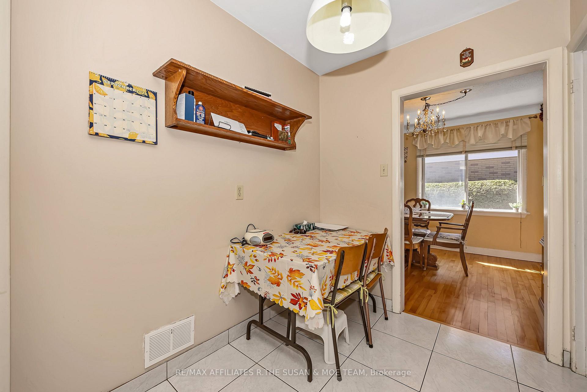Photo 15 of 131 Oakridge Boulevard, Ottawa, Meadowlands/Crestview — HOMEH