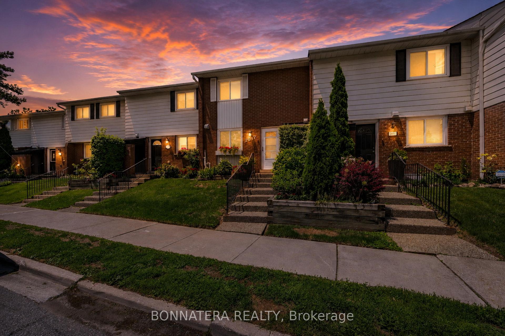 Photo 2 of 2097 Marine Drive, Oakville, Bronte — HOMEH