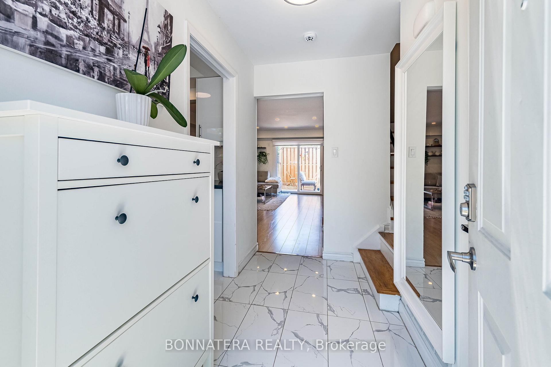 Photo 4 of 2097 Marine Drive, Oakville, Bronte — HOMEH