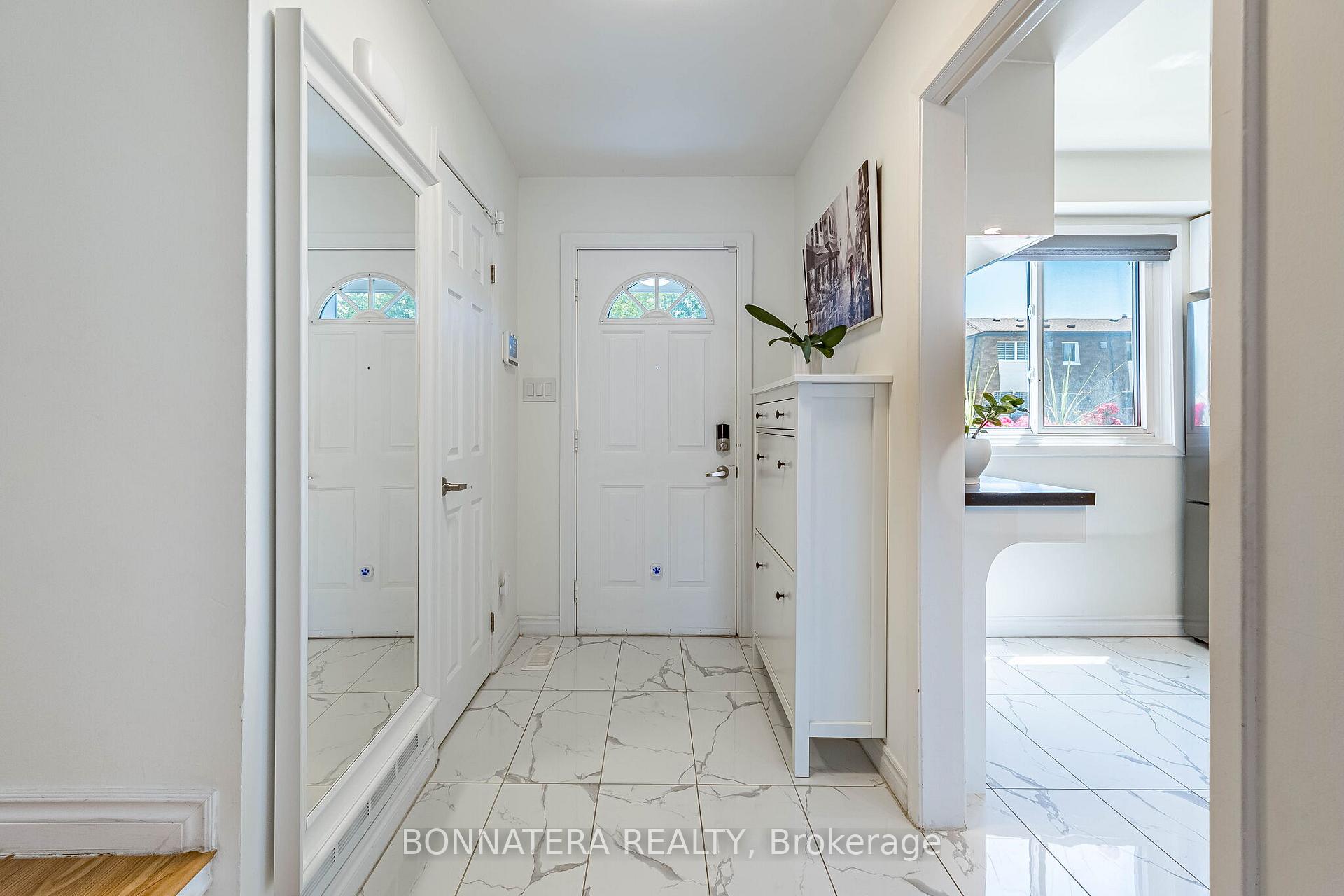 Photo 5 of 2097 Marine Drive, Oakville, Bronte — HOMEH