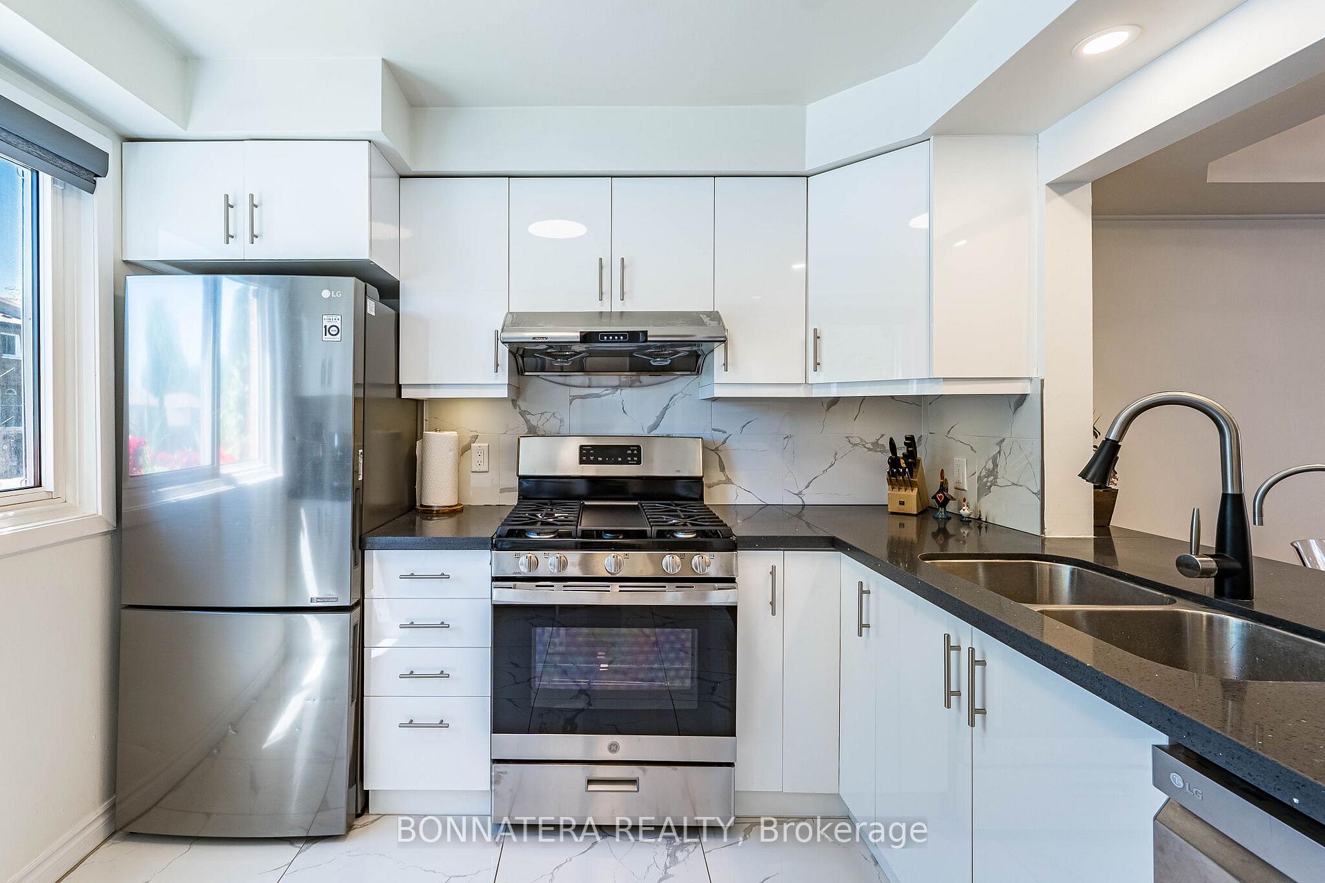 Photo 7 of 2097 Marine Drive, Oakville, Bronte — HOMEH