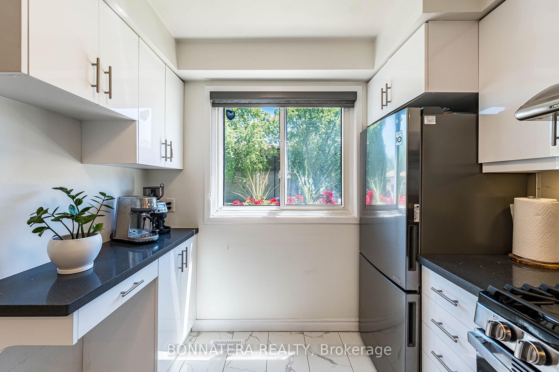 Photo 8 of 2097 Marine Drive, Oakville, Bronte — HOMEH