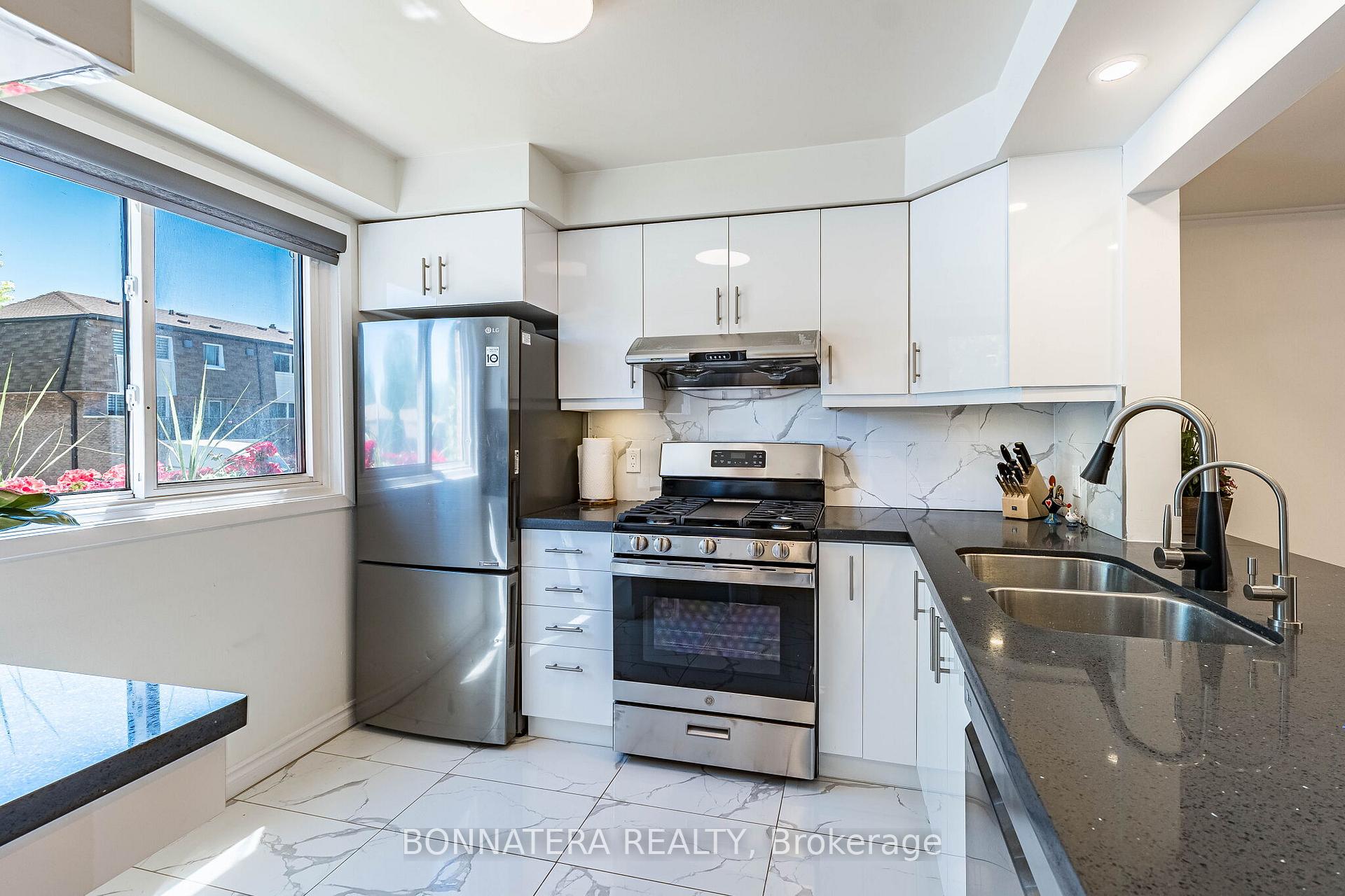 Photo 10 of 2097 Marine Drive, Oakville, Bronte — HOMEH