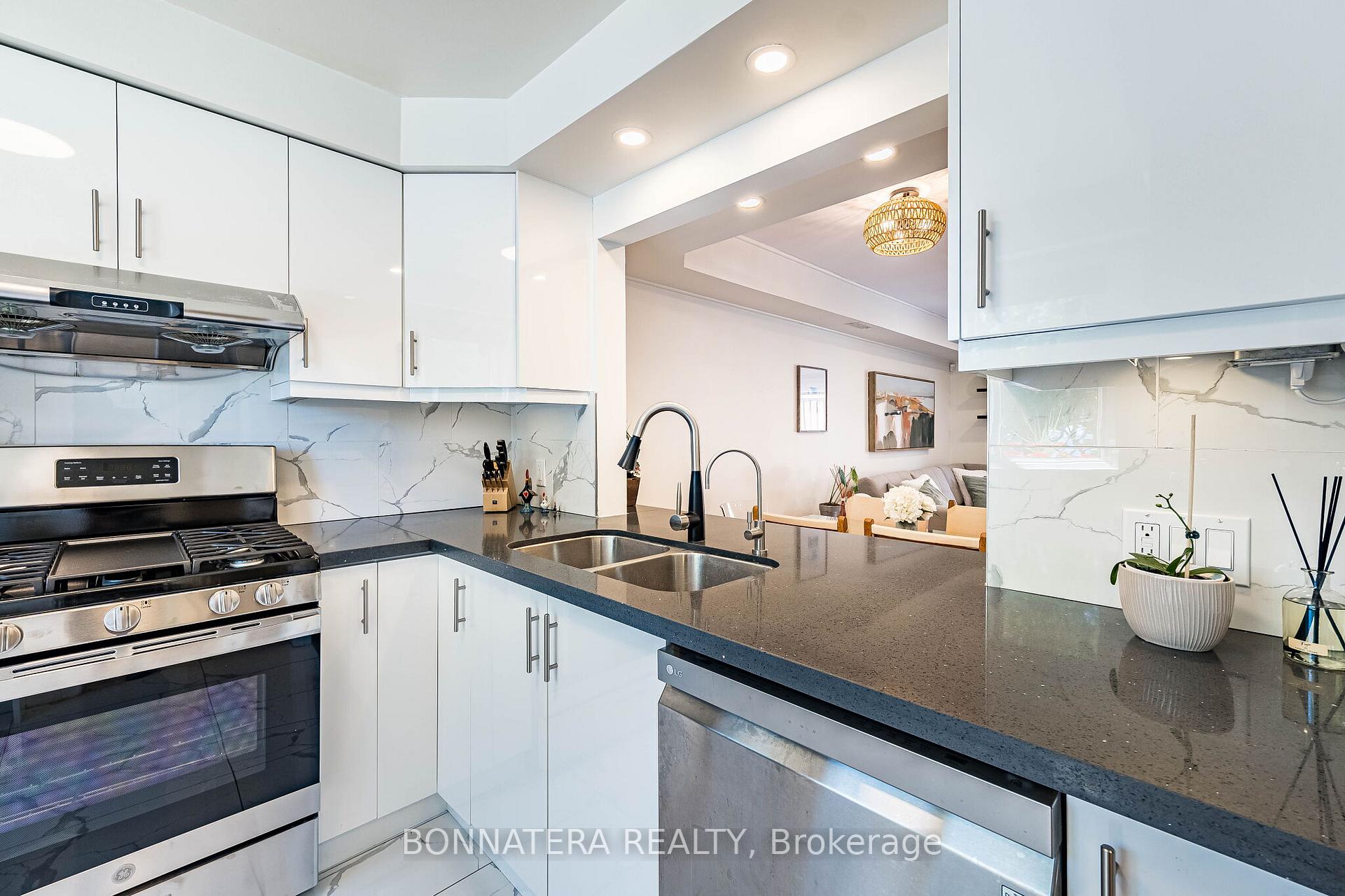 Photo 11 of 2097 Marine Drive, Oakville, Bronte — HOMEH