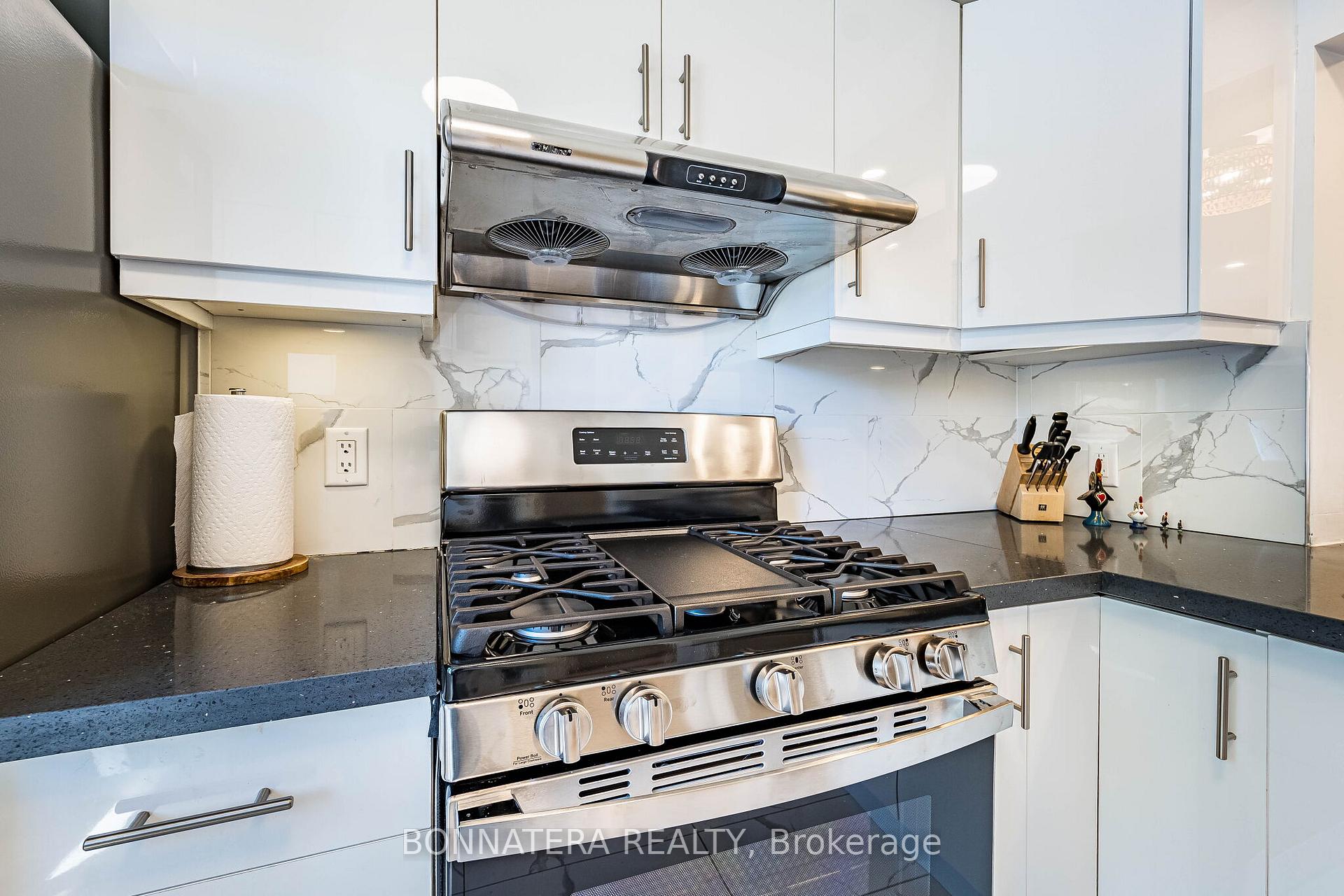Photo 12 of 2097 Marine Drive, Oakville, Bronte — HOMEH