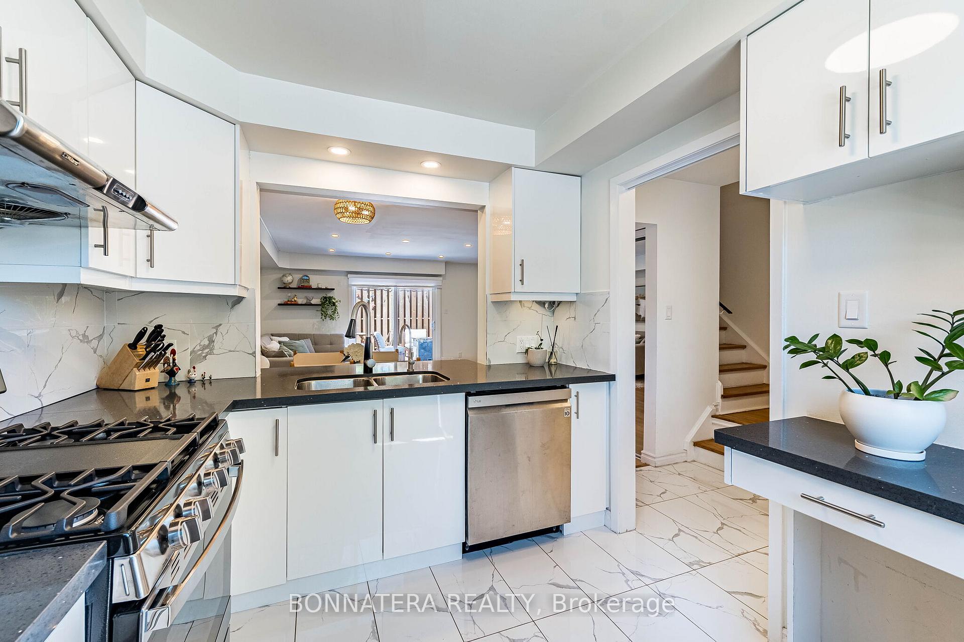 Photo 13 of 2097 Marine Drive, Oakville, Bronte — HOMEH