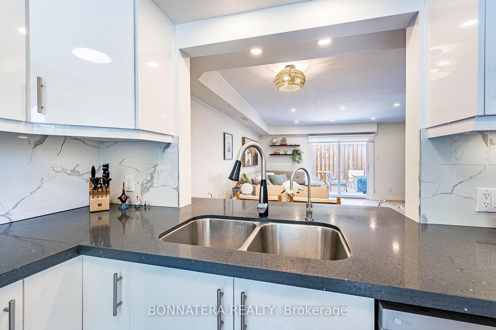 Photo 14 of 2097 Marine Drive, Oakville, Bronte — HOMEH